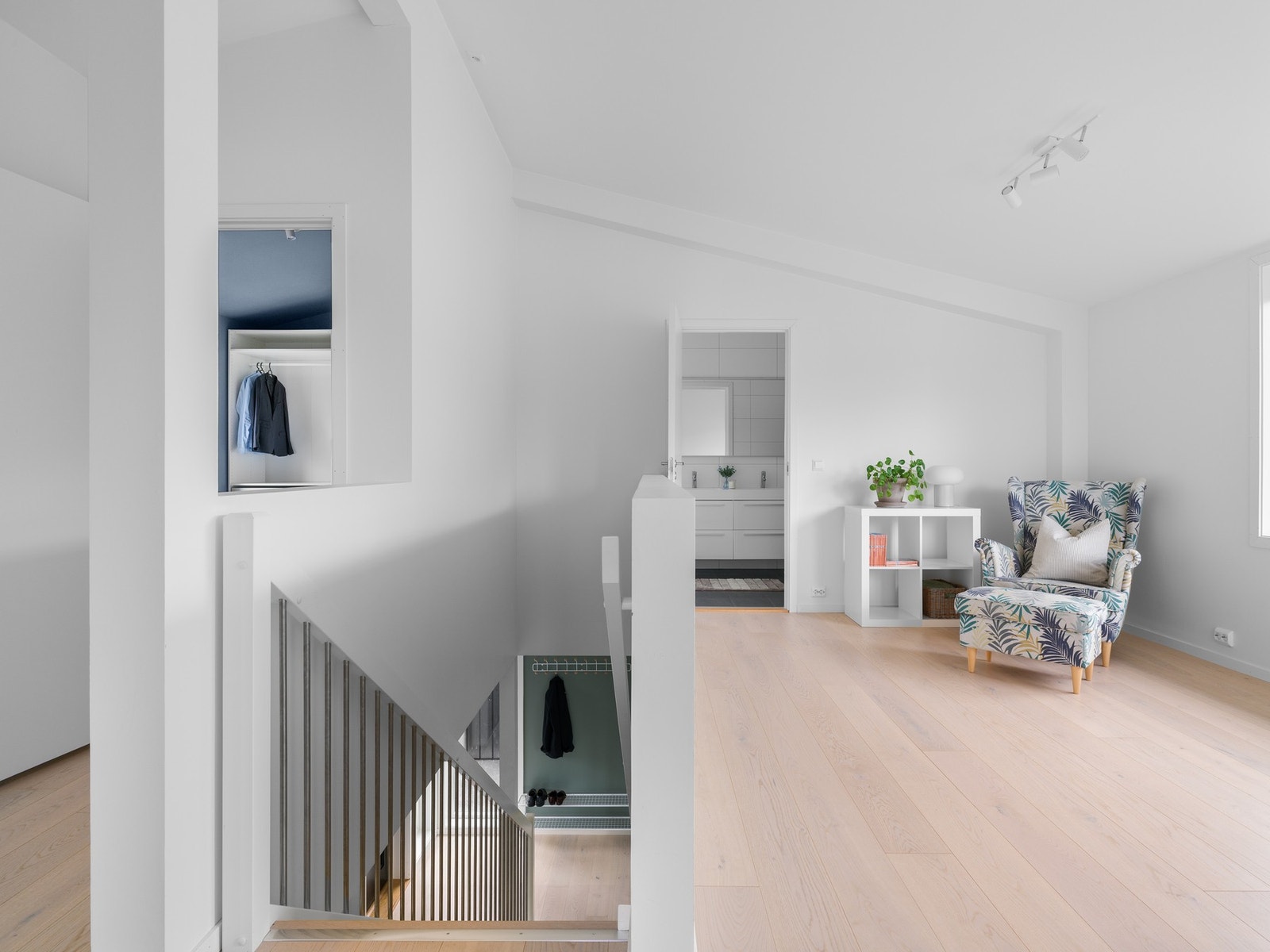 Boligens andre etasje inneholder 3 soverom, bad, loftstue og lagring i bod. Galleribilde
