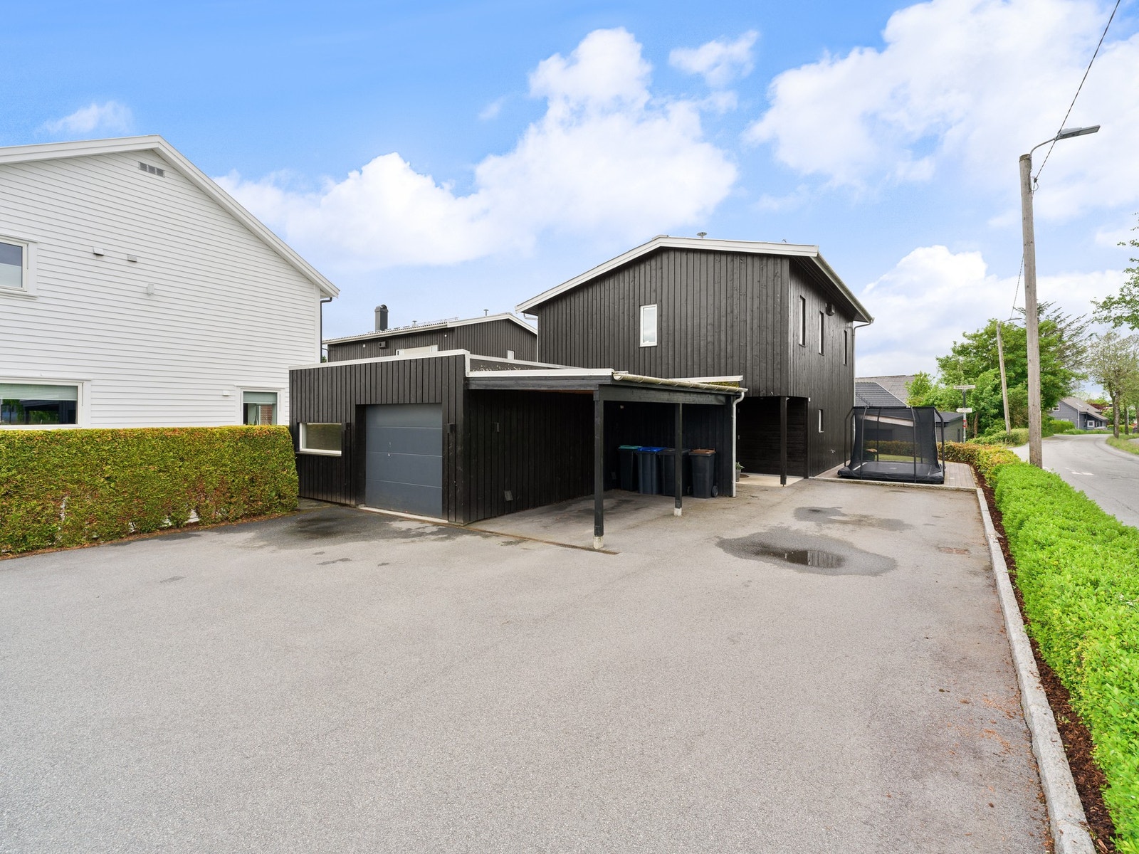 Det er god parkering i både garasje og carport, samt i eget gårdsrom. Galleribilde