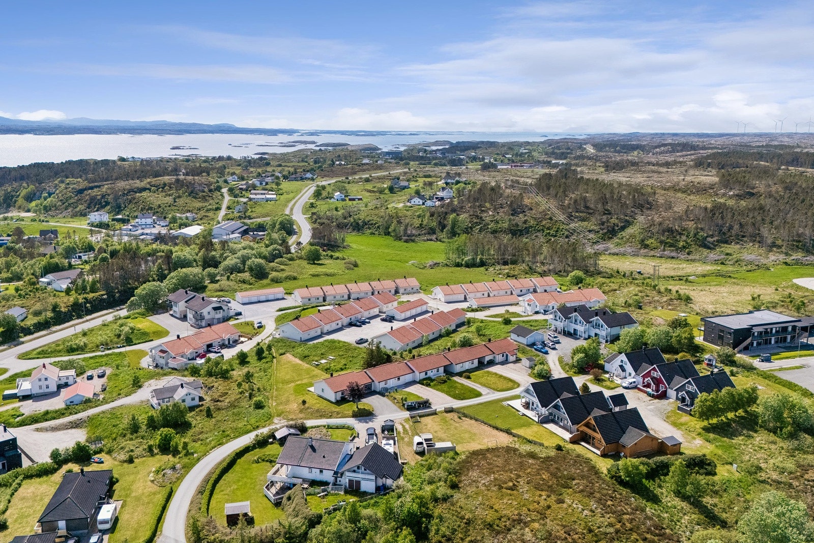 Kommunen er en av landets største kommuner for fiskeoppdrett, og har til sammen rundt 5400 holmer og skjær, i tillegg til ca. 163 fiskevann og tjern Galleribilde