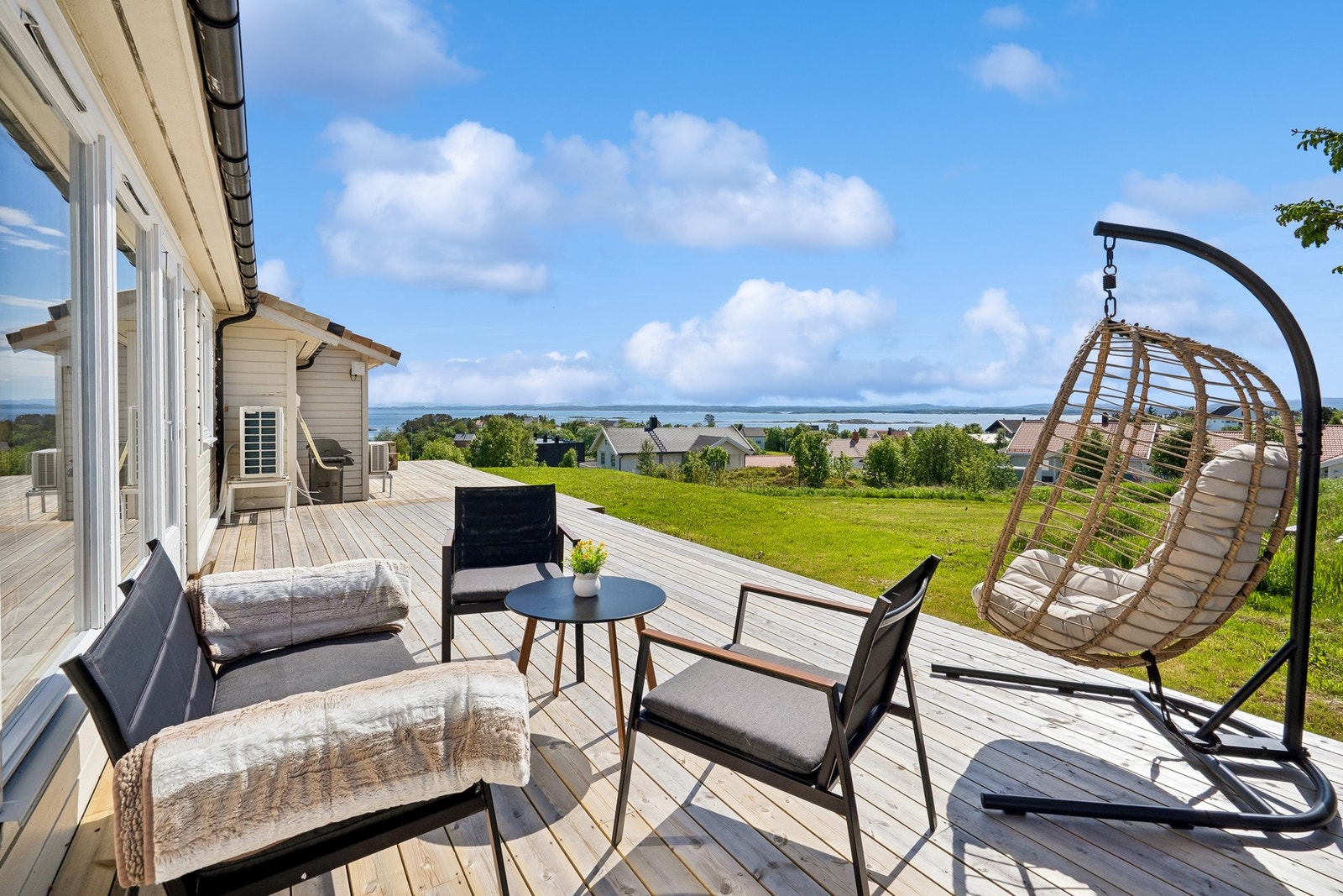 Stor terrasse med rikelig med boltreplass for store og små Galleribilde