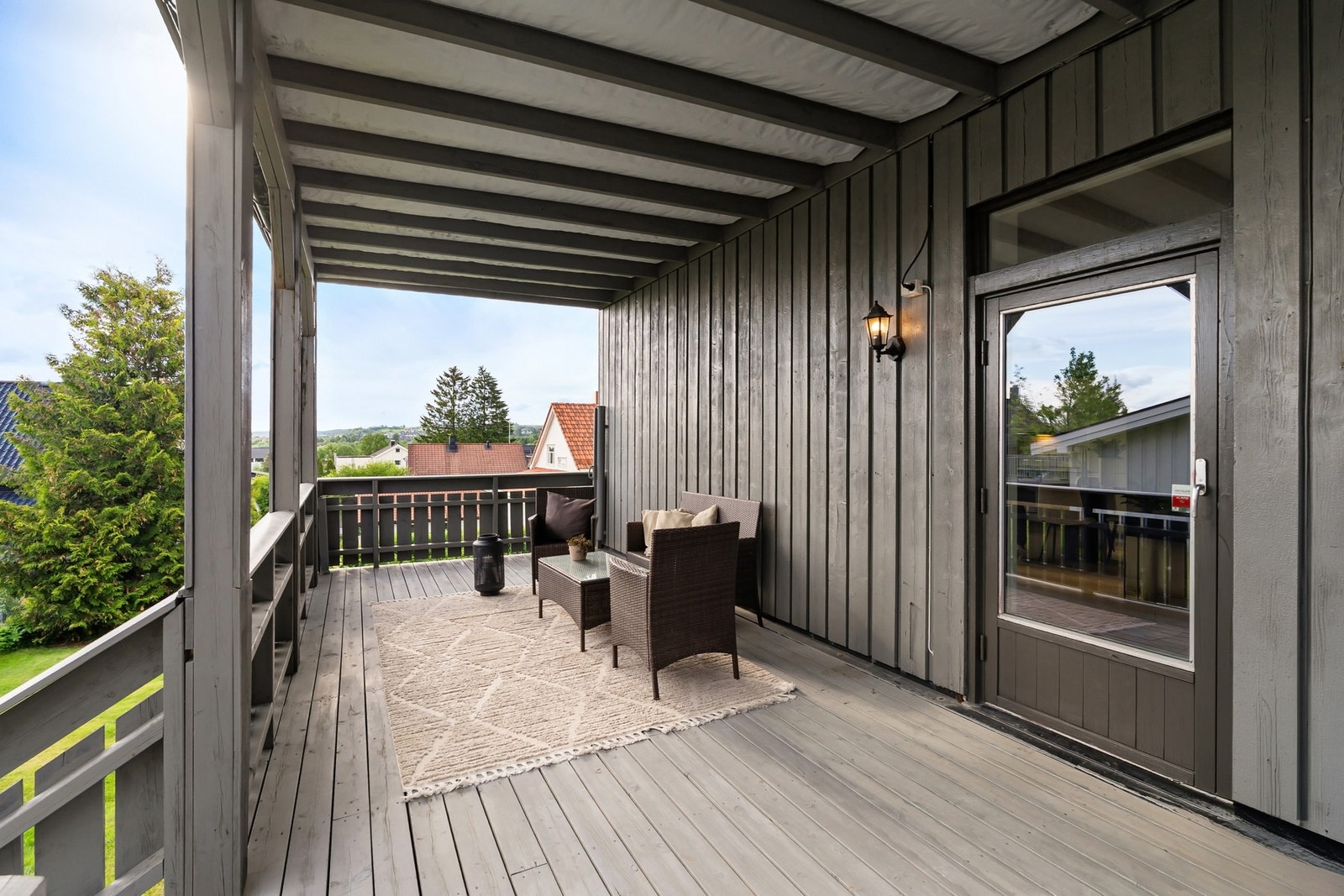 Fra stuen er det utgang til en koselig terrasse på 22 kvm. Galleribilde