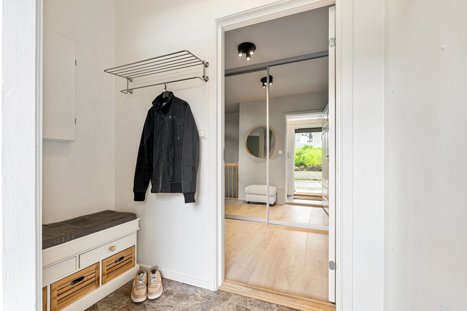God plass til oppheng av yttertøy. Galleribilde