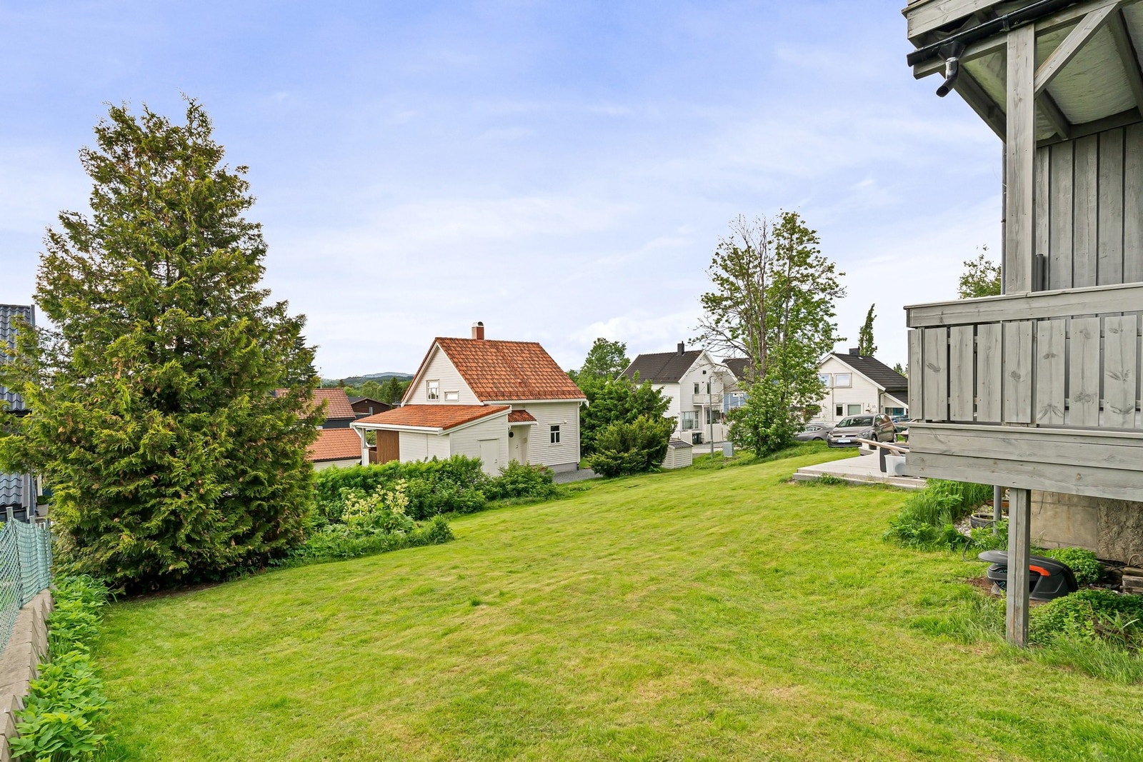 Boligen ligger i et rolig og familievennlig boligområde på Heimdal. Herifra er det kort gangavstand til skole og barnehage. Galleribilde