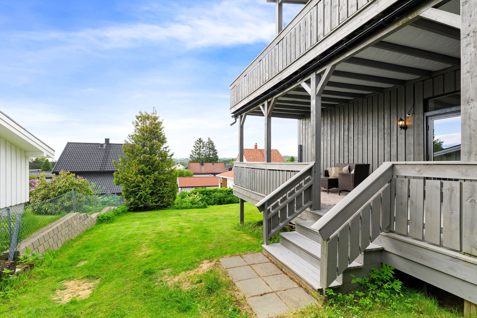 Nedgang til hage fra terrassen. Galleribilde