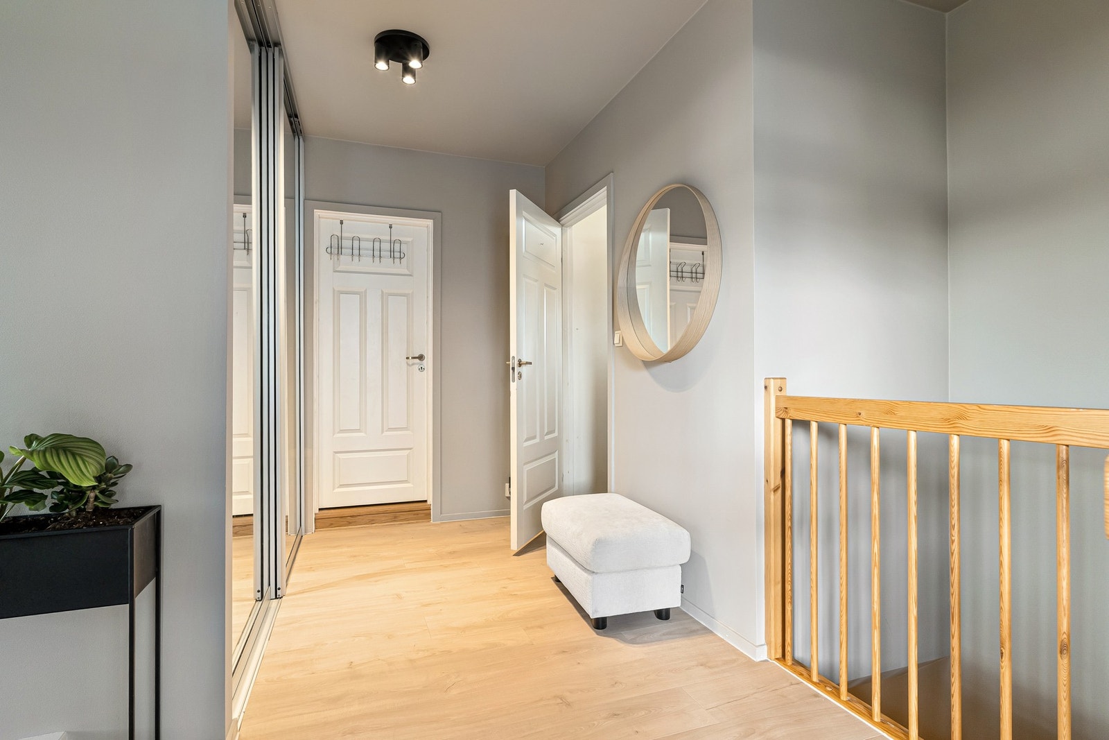 Innbydende entré/gang med praktisk skyvedørsgarderobe. Galleribilde