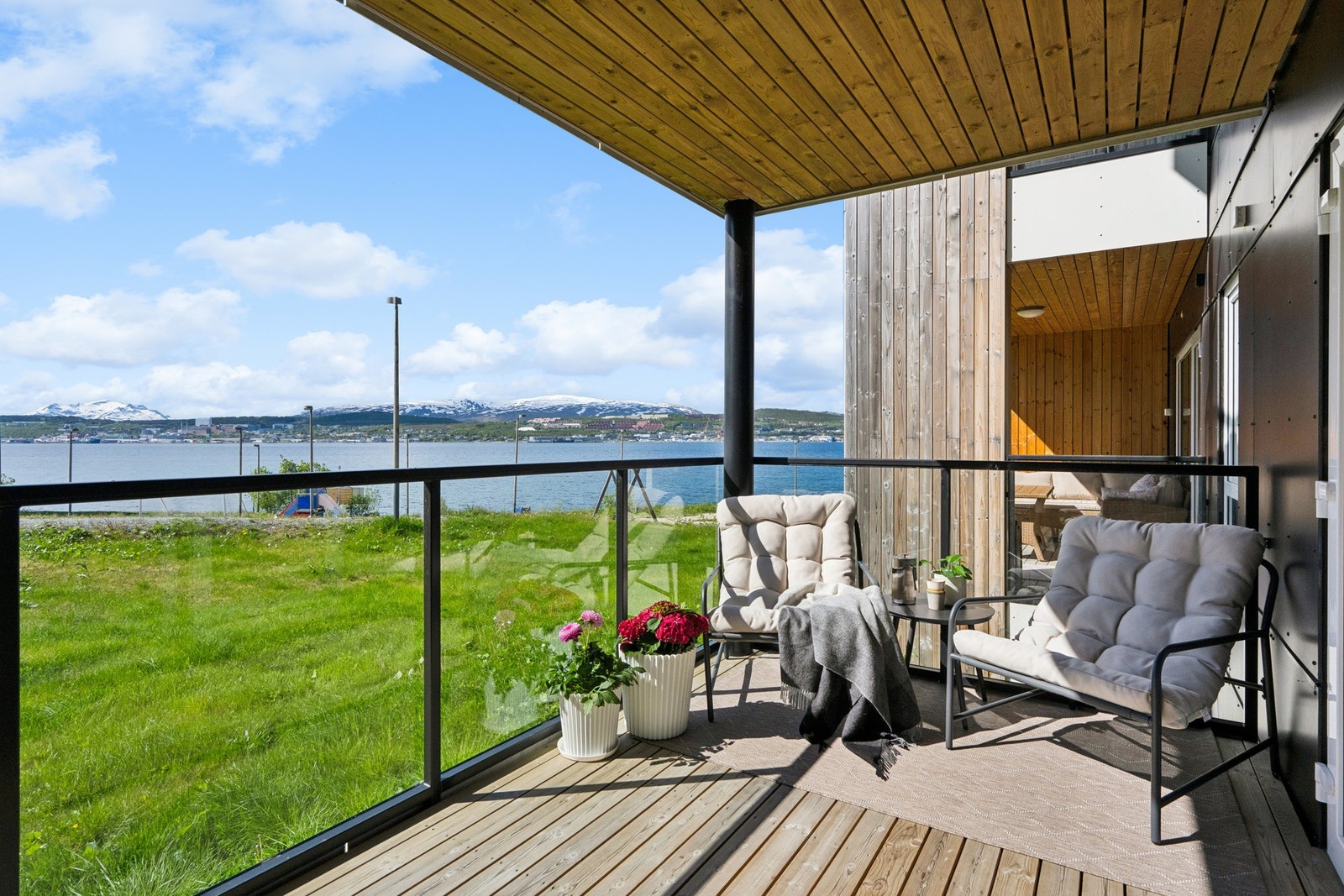 Balkongen har tredekke og glassrekkverk som sikrer utsikten. Galleribilde