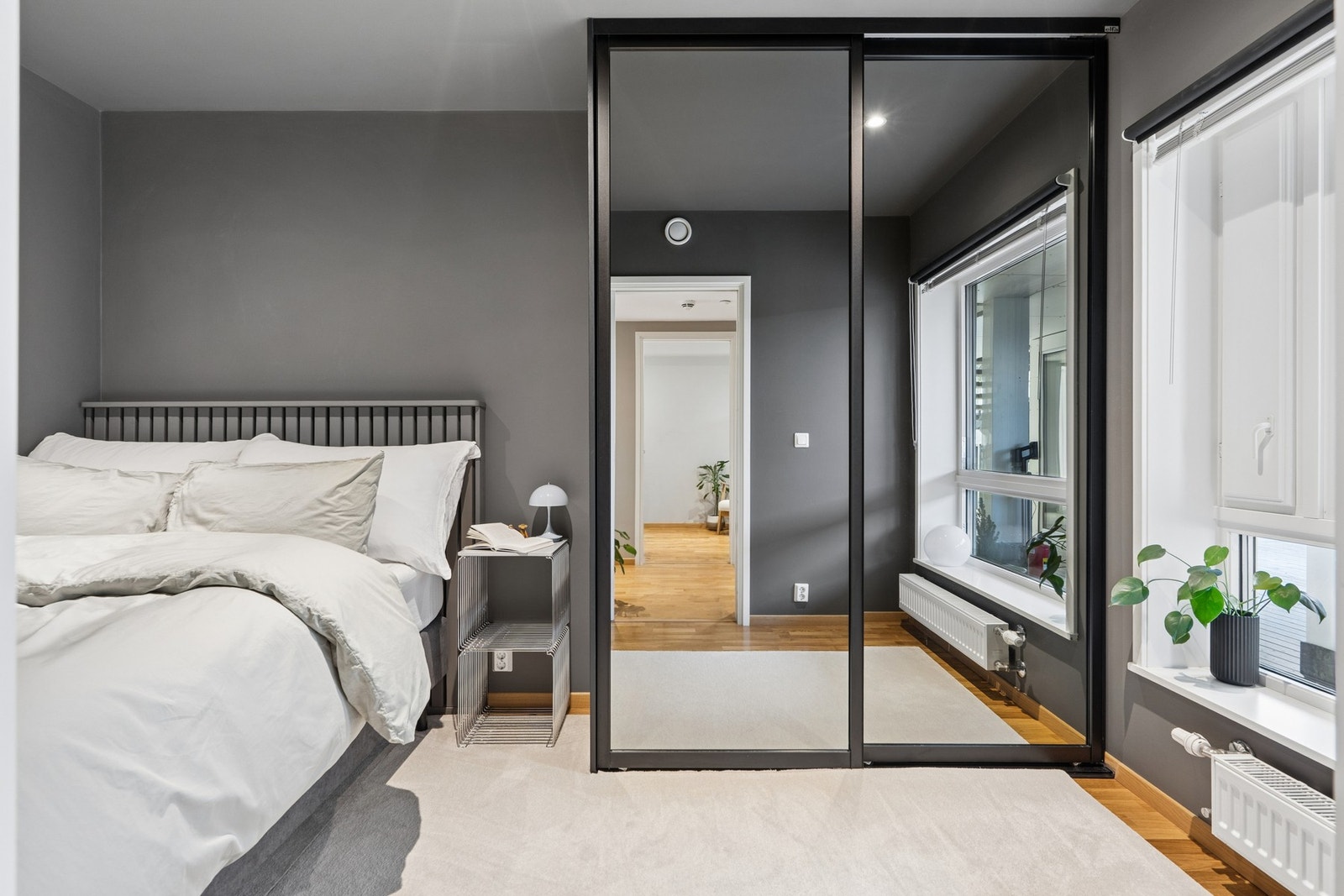 Hovedsoverommet har en stor skyvedørsgarderobe med speilfronter som bidrar til en god romfølelse. Galleribilde