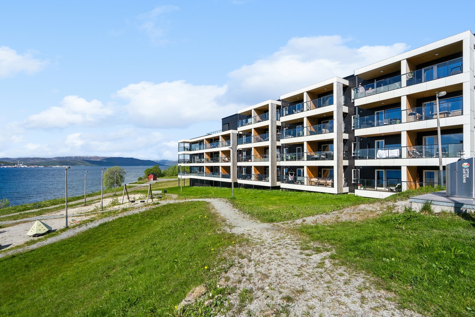 Bygget har en moderne arkitektur og ligger i umiddelbar nærhet til sjøen og grøntområder. Galleribilde