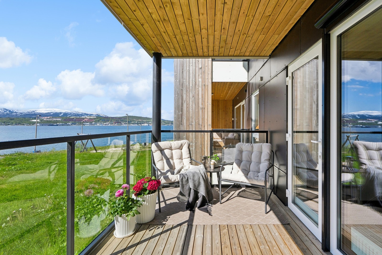 Uteplassen er overbygd, noe som gir ly for vær og vind og forlenger sesongen. Galleribilde