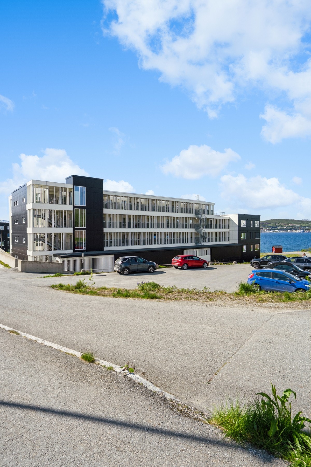 Leilighetsbygget sett fra adkomstsiden. Galleribilde