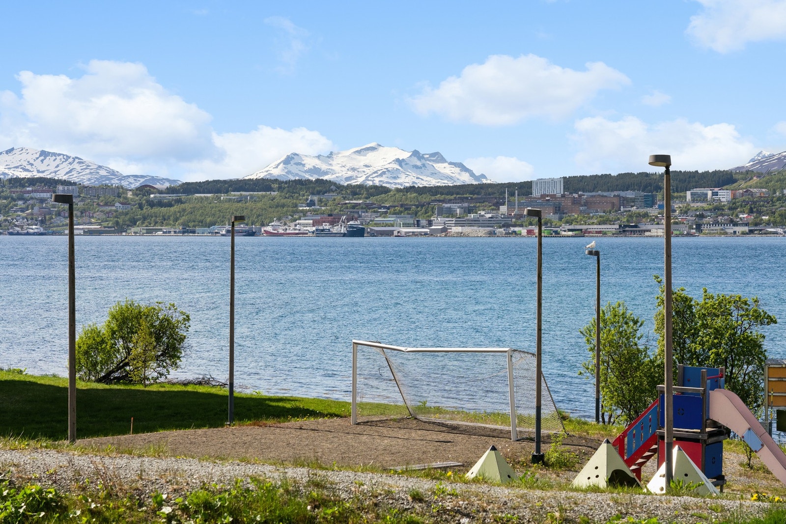 Nærområdet byr på lekeplass og ballbinge, med flott utsikt mot fastlandet. Galleribilde