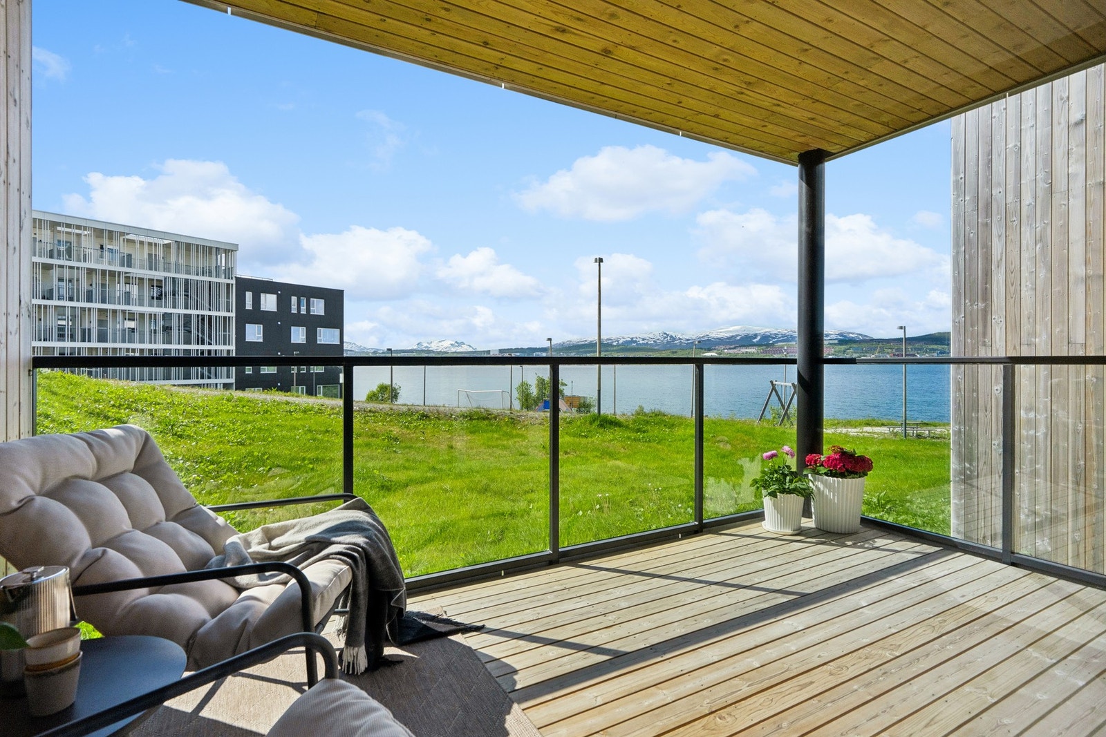 Fra stuen er det direkte utgang til en romslig, overbygd balkong med utsikt mot sjøen. Galleribilde