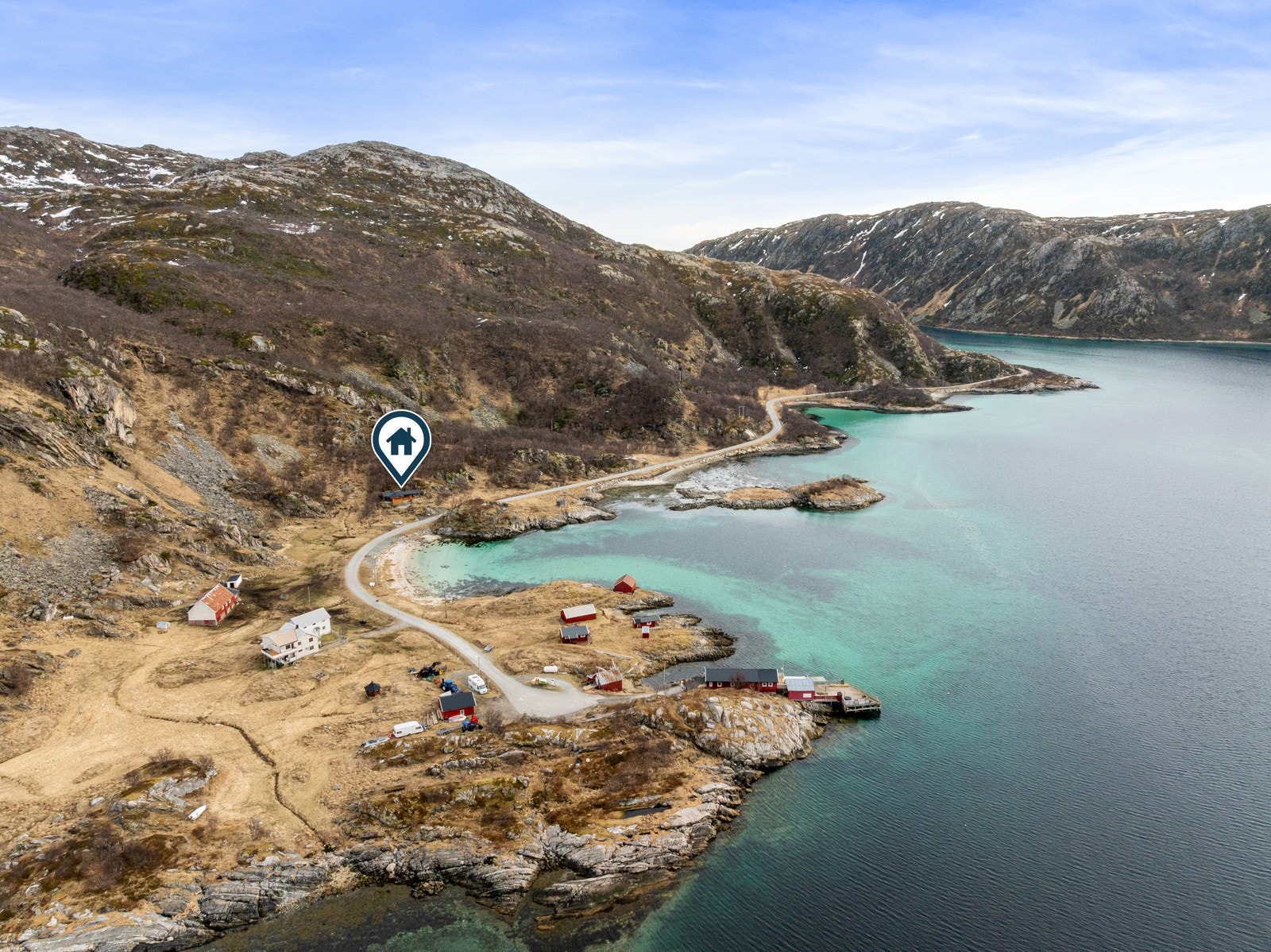 Her får du en unik mulighet til å sikre deg et fredelig fristed omgitt av nordnorsk natur, med utsikt mot hav og fjell. Galleribilde