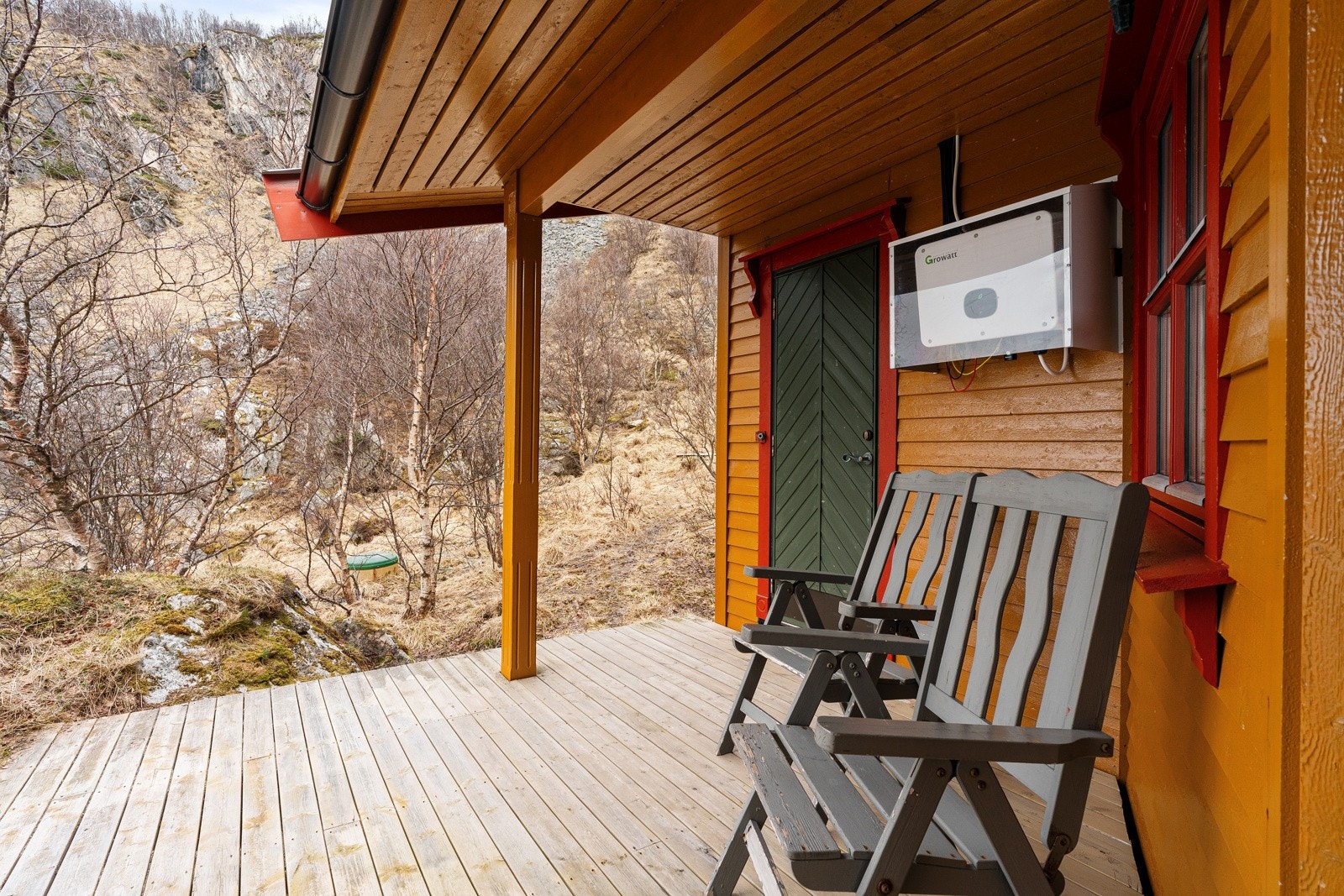 Rundt hytta finner du hele 90 kvm med terrasser hvor du kan nyte både morgenkaffen, lange sommerdager og sene kvelder under midnattssolen. Galleribilde