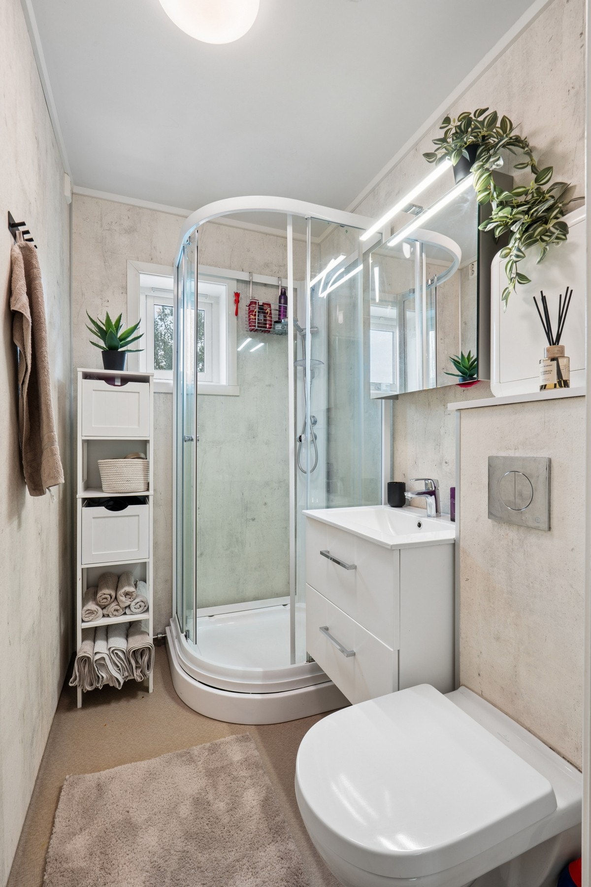 Badet er oppgradert etter 2019 og har vinylbelegg på gulv med elektriske varmekabler. Galleribilde