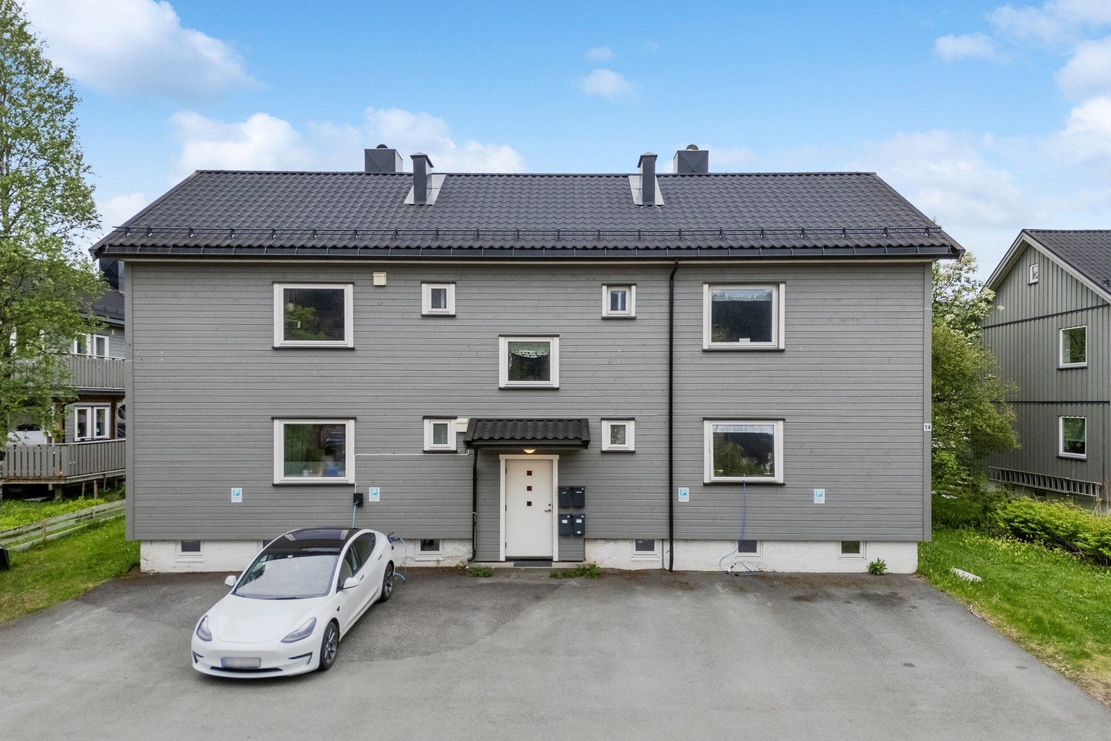 Leiligheten tilhører Utsikten borettslag. Det medfølger to boder i kjeller og en nettingbod på loft. Galleribilde