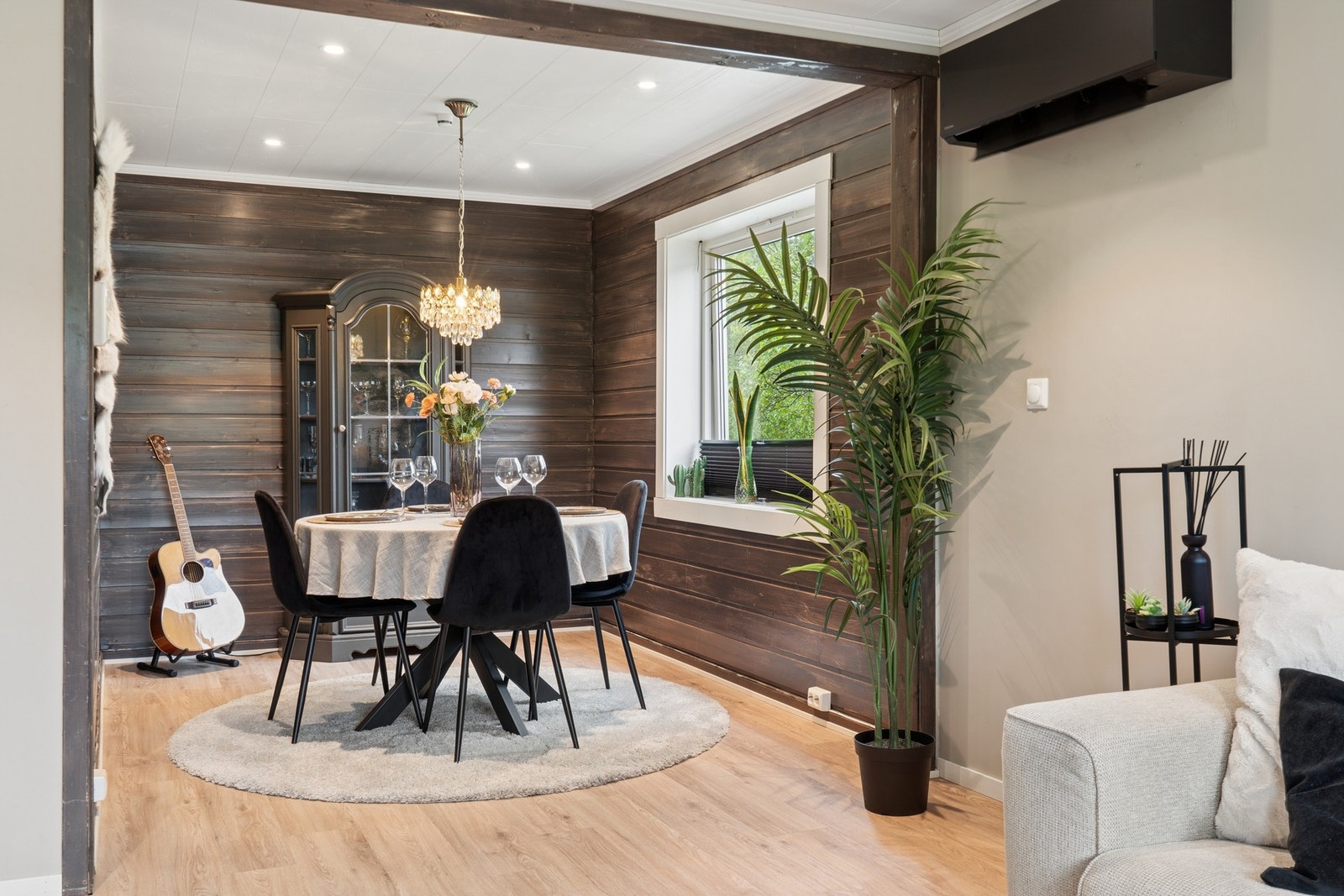 Den utvidede planløsningen gir stuen en naturlig inndeling i soner for sofagruppe og spisebord. Galleribilde
