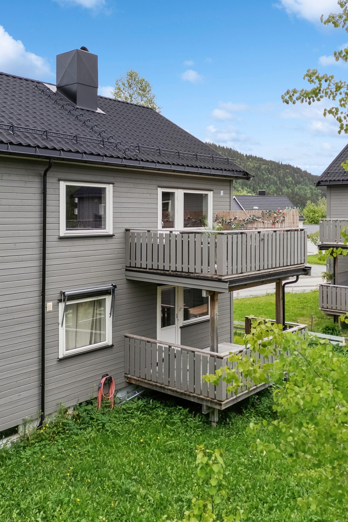 Bygningen har stående kledning og saltak tekket med profilerte stålplater. Galleribilde