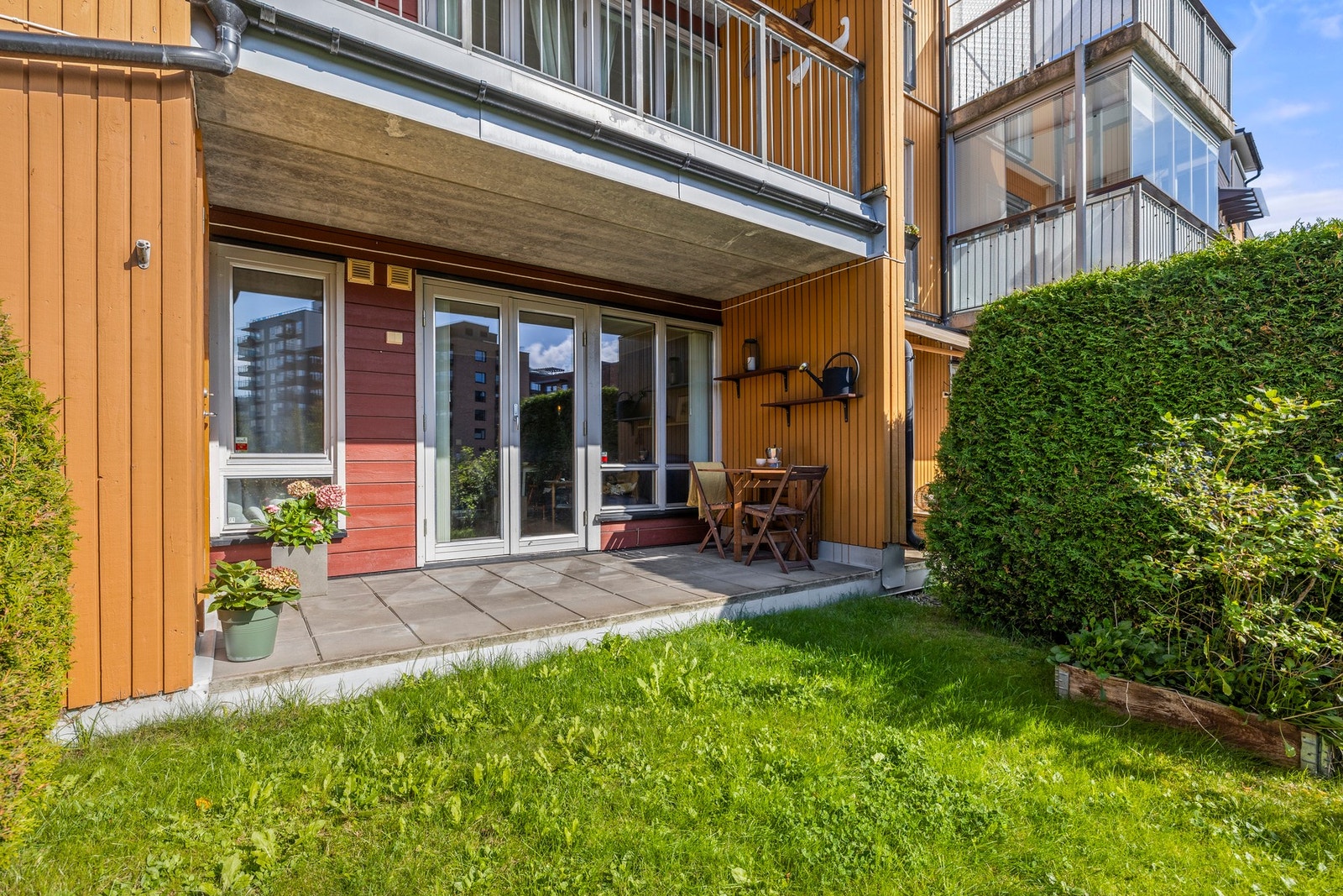 Herlig markterrasse på 8 kvm med god plass til sittegruppe og grill. Foto: Mads Petter Karlsen Galleribilde