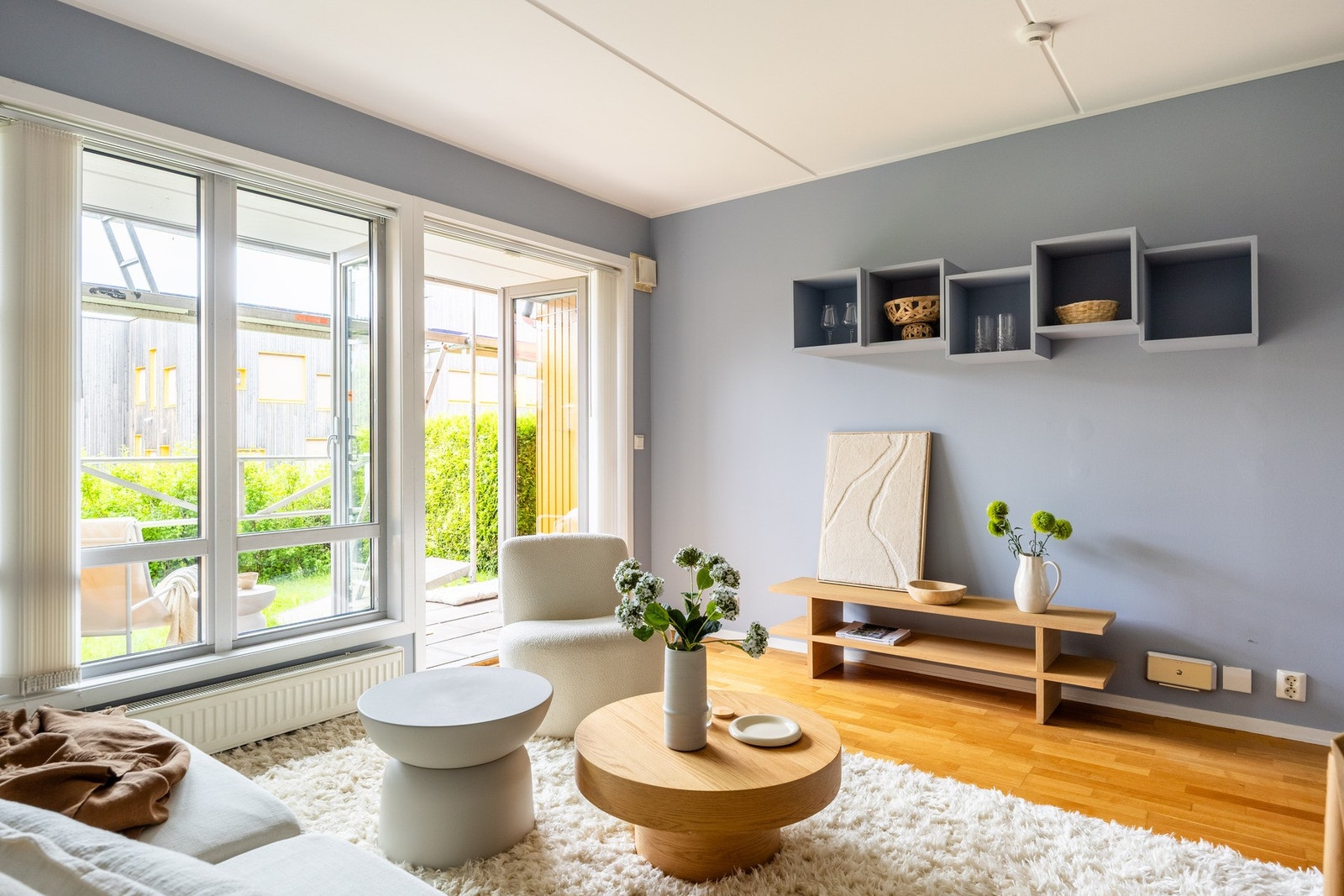 Vannbåren varme via radiatorer tilknyttet felles varmesentral. Galleribilde