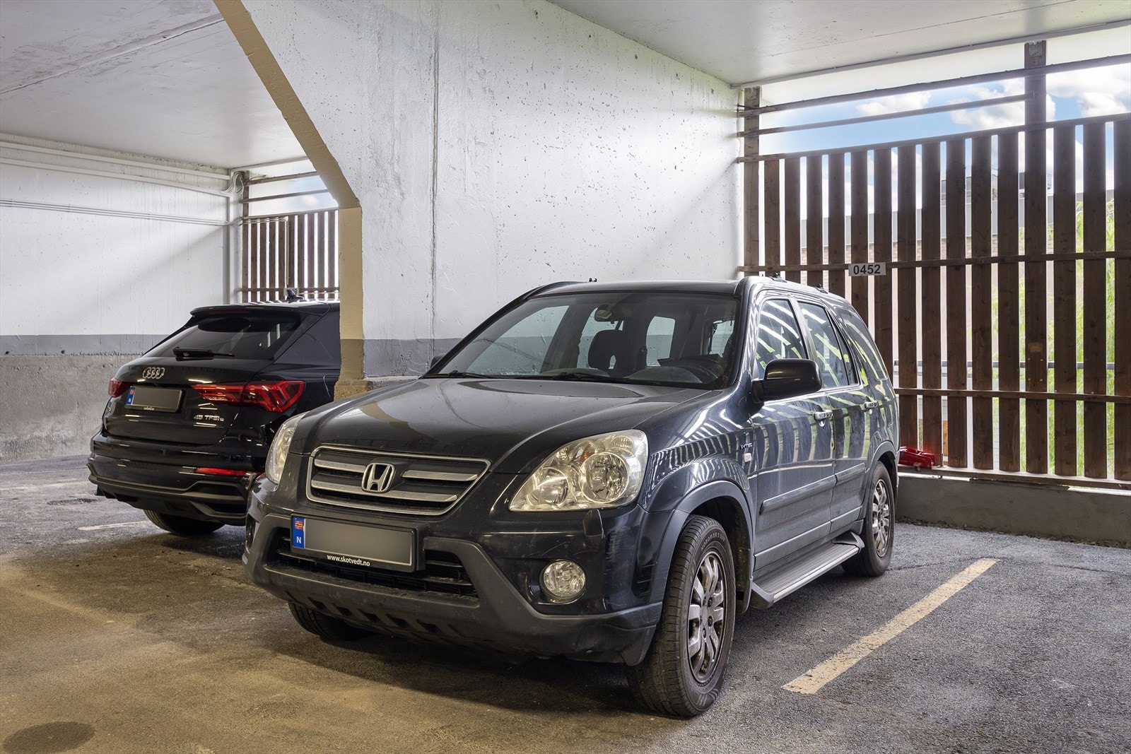 Fast parkeringsplass i felles garasjeanlegg følger boligen. Galleribilde