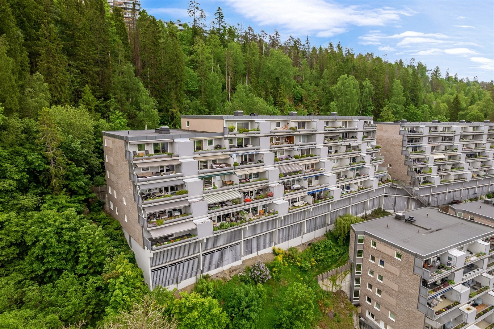 I Olaf Bulls vei kan du nyte stillheten og den friske luften som marka har å by på, samtidig som det er en sentrumsnær beliggenhet med offentlig kommunikasjon i umiddelbar nærhet. Galleribilde