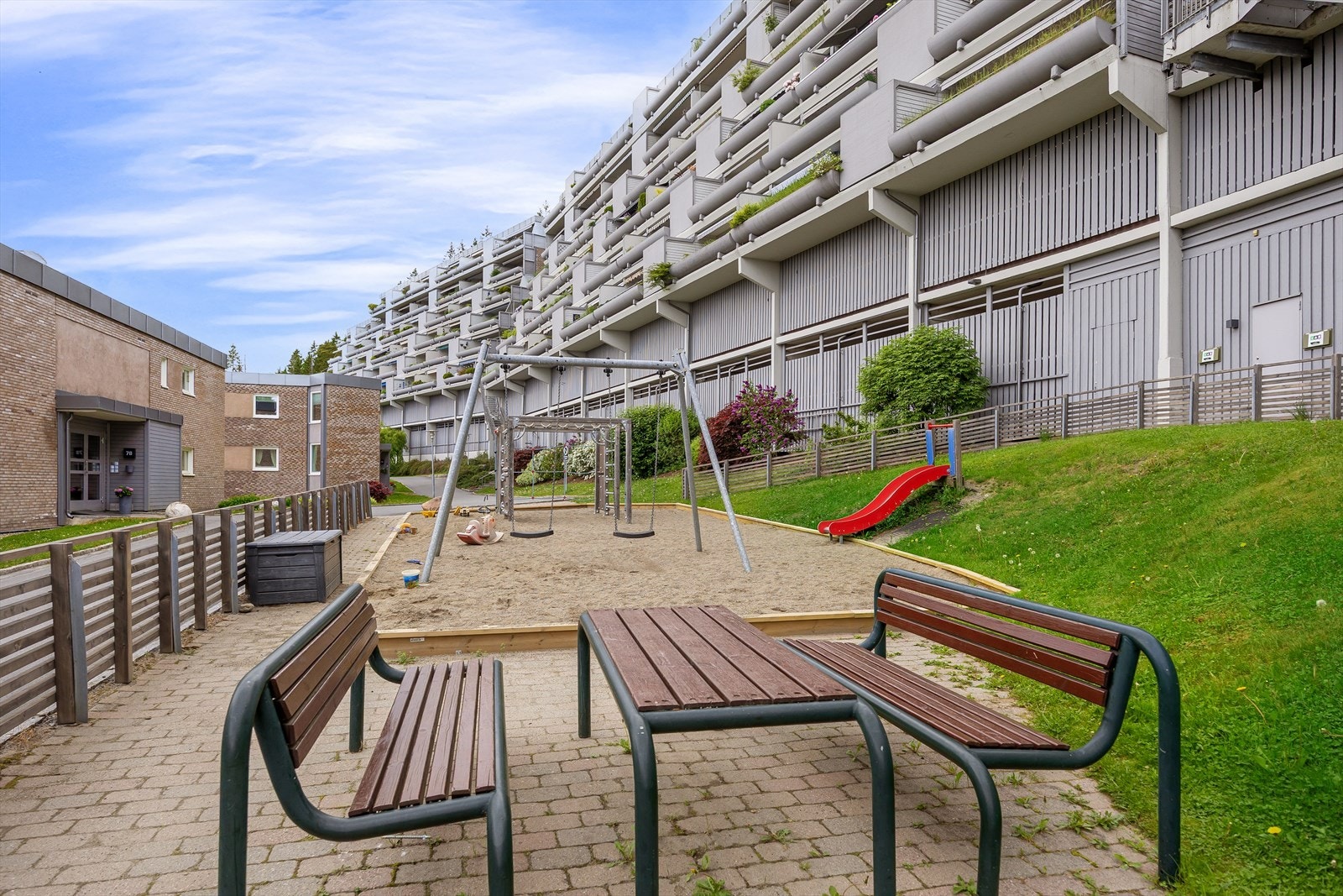 Sameiet har store, grønne og pent opparbeidede fellesområder med asfalterte gangveier, lekeplass, sittegrupper og store planarealer. Galleribilde