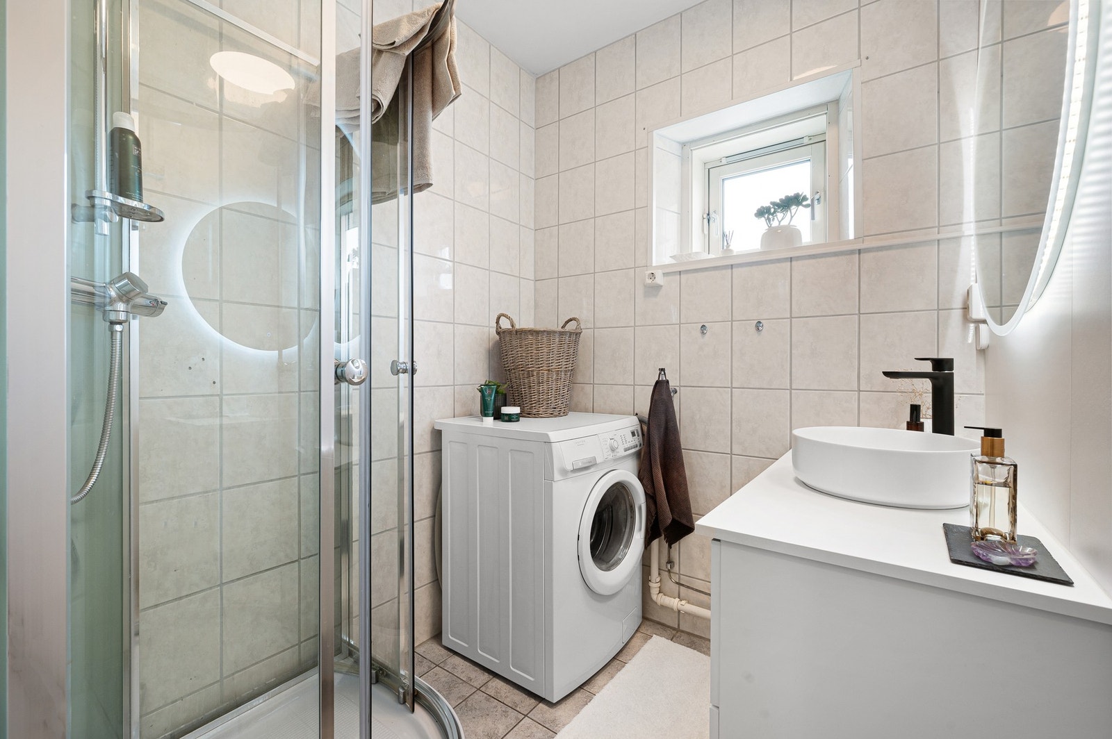 Baderommet har opplegg for vaskemaskin. Galleribilde