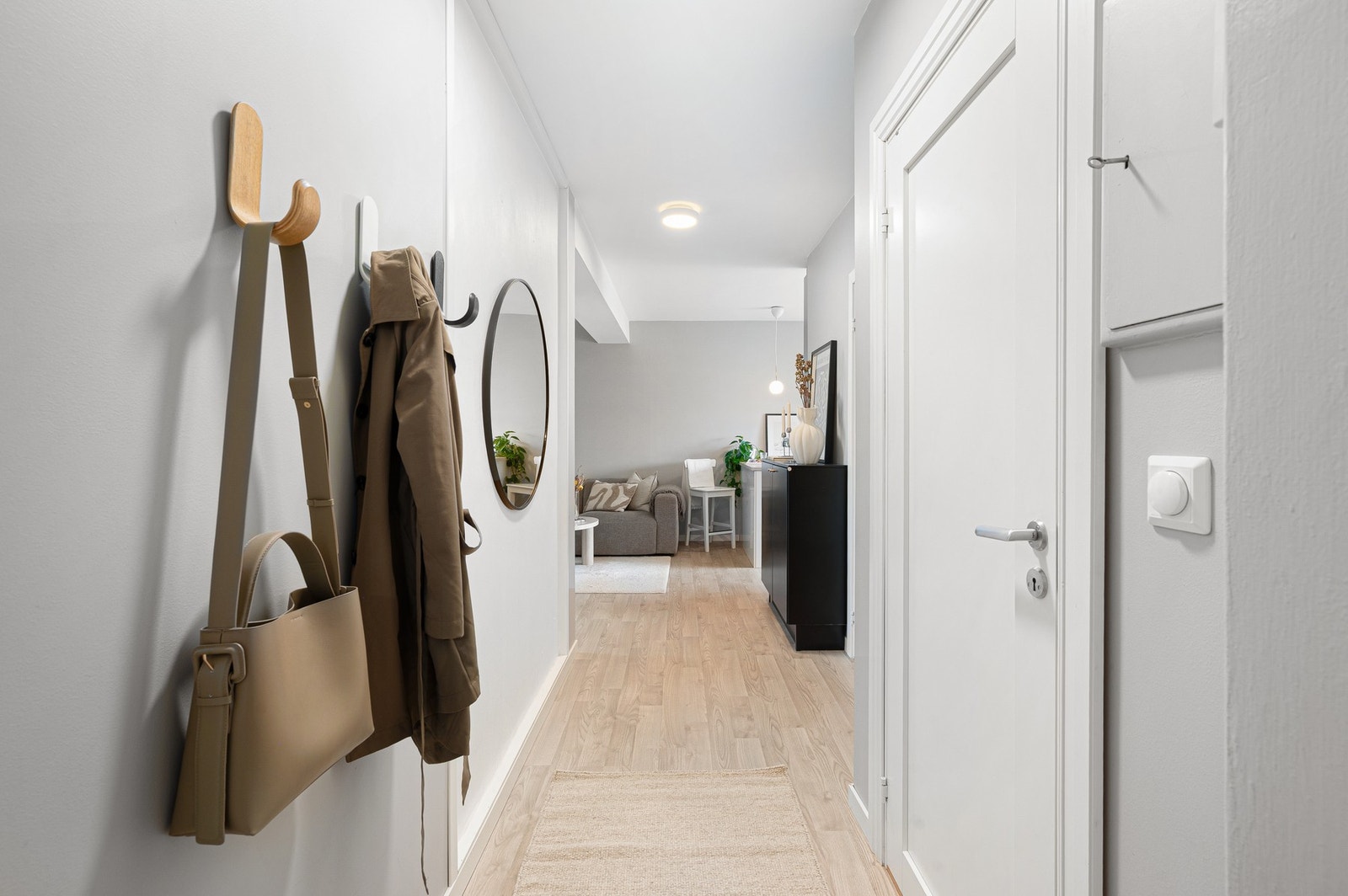 Innbydende entre med gode oppbevaringsmuligheter. Galleribilde