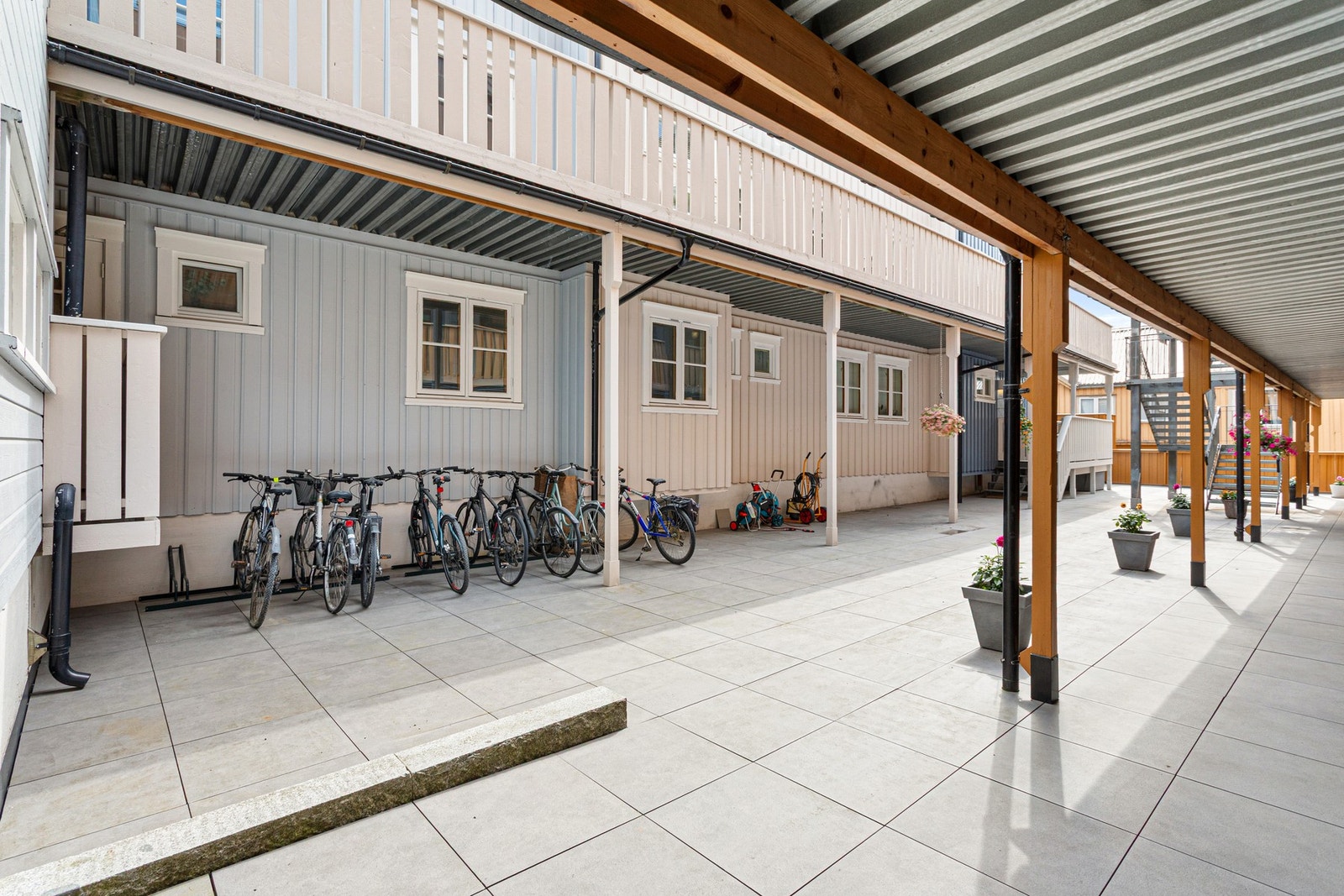 Skjermet bakgård med gode oppholds- og sykkelparkeringsmuligheter. Galleribilde
