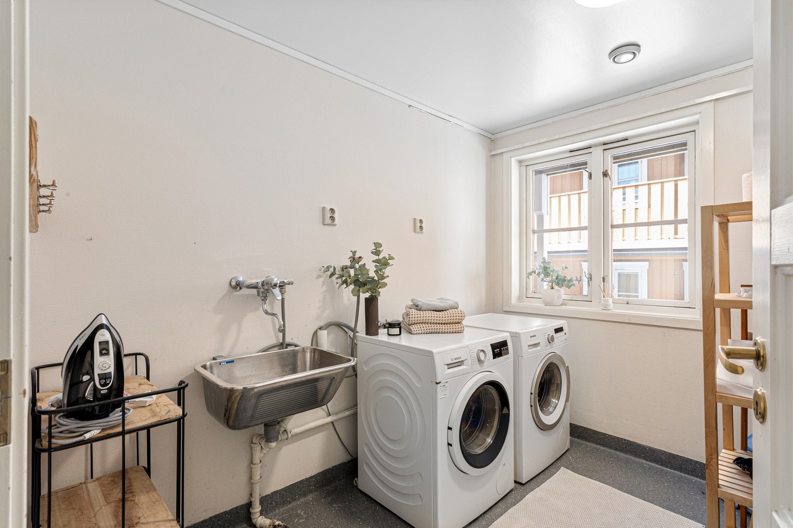 Praktisk vaskerom med opplegg for vaskemaskin. Galleribilde