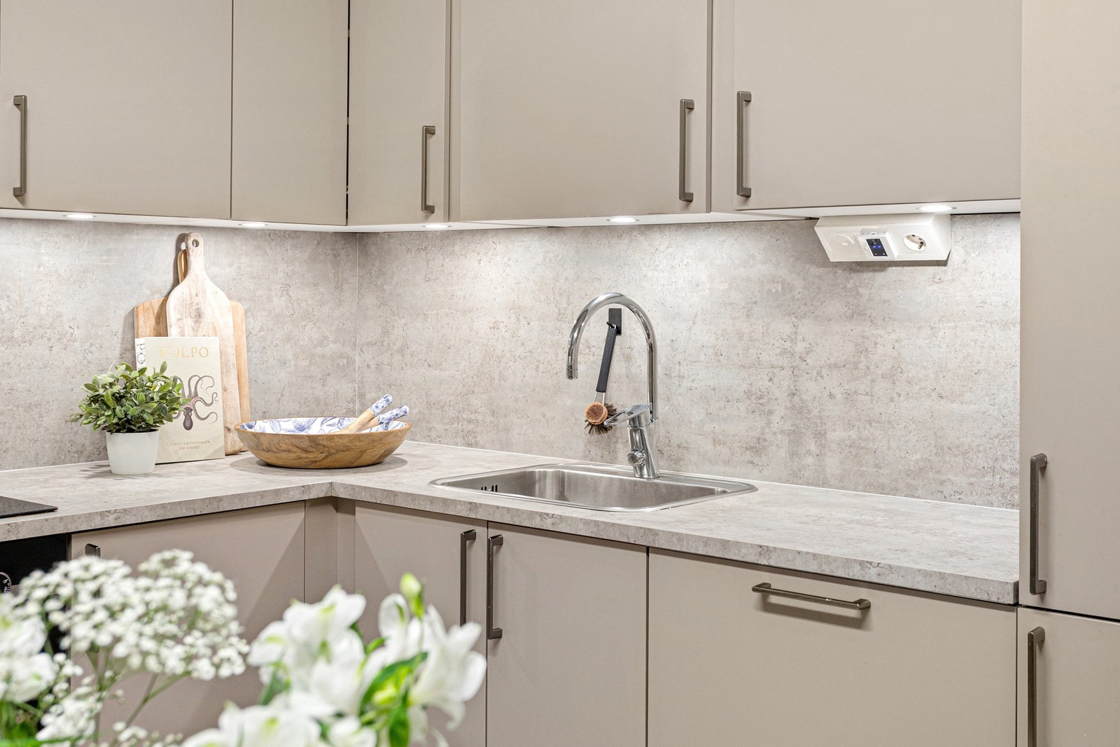 Kjøkkenet har med plane fronter og laminerte benkeplater. Galleribilde