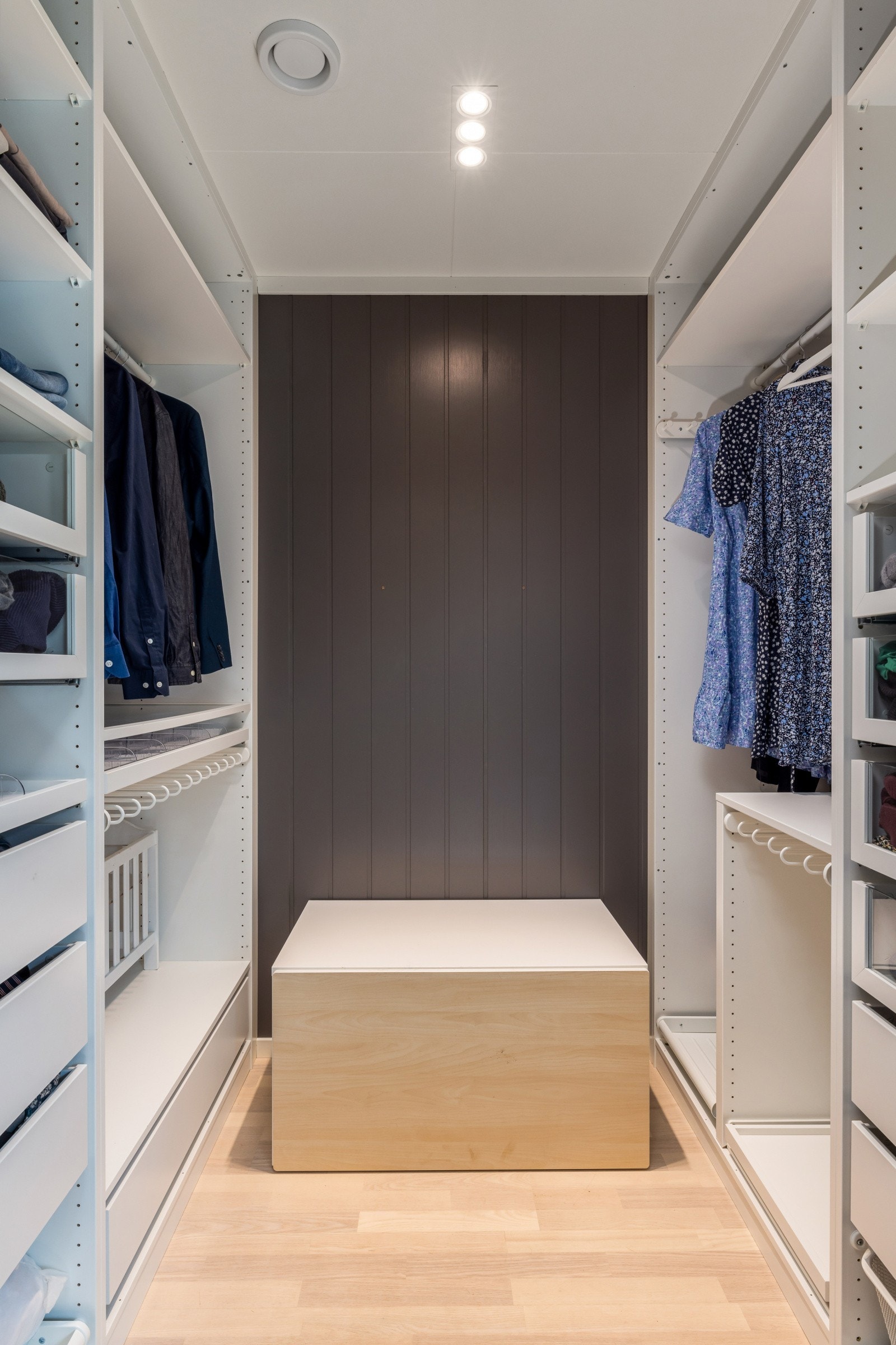 Walk-in closet gir rikelig med oppbevaringsplass. Galleribilde