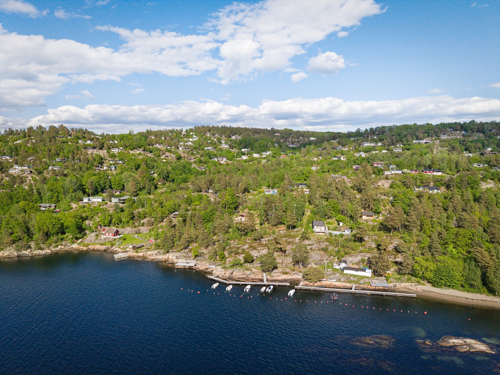 Dette er et hyggelig og veletablert hytteområde, med muligheter for båtplass Galleribilde