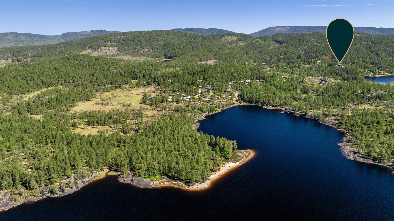 Hytten ligger rett ved innenlandsvann Galleribilde