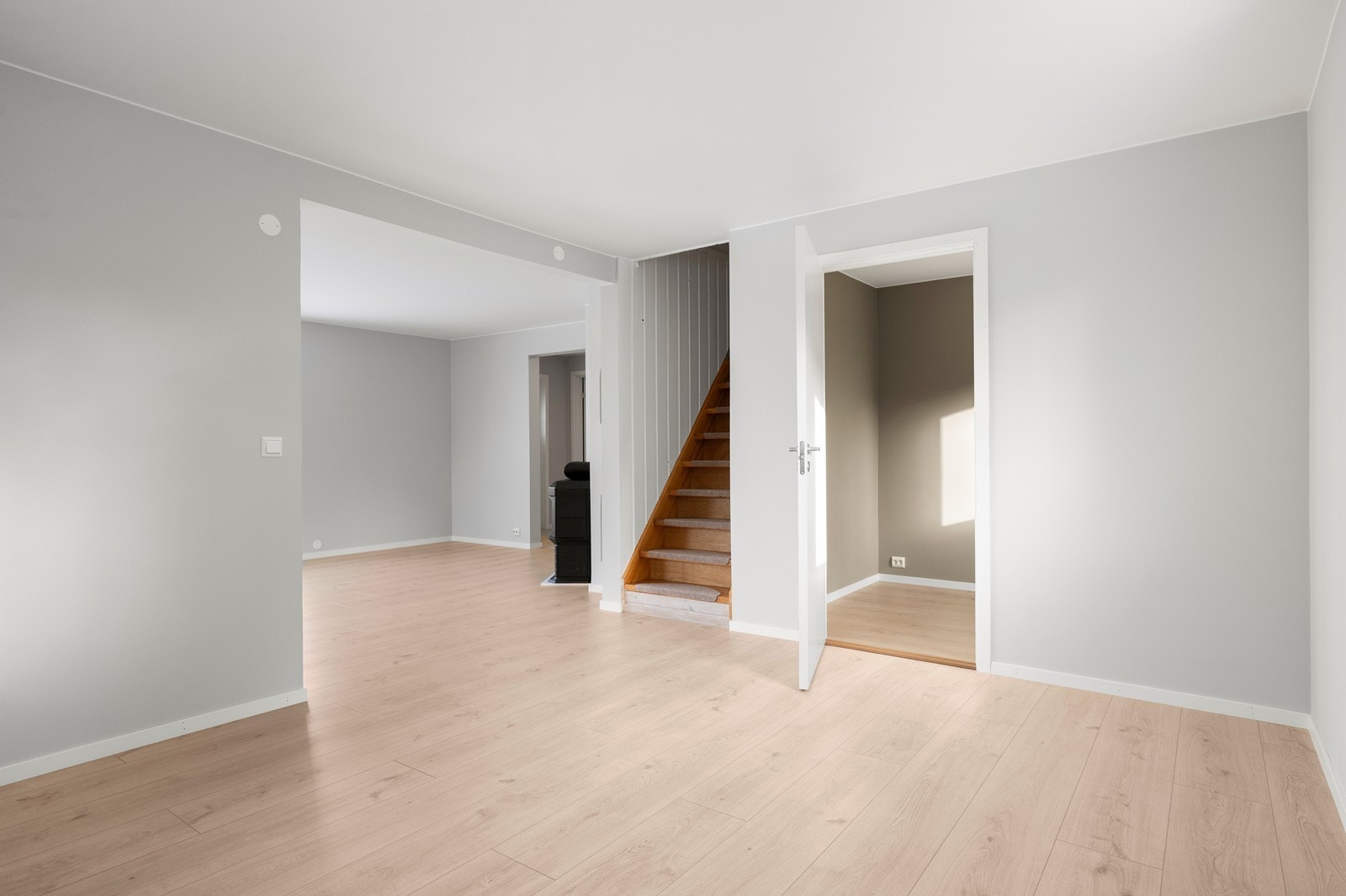 Den lakkerte tretrappen leder opp til boligens andre etasje. Galleribilde