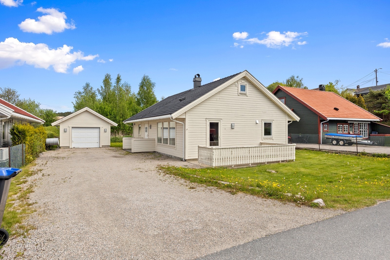 Eiendommen har gode parkeringsmuligheter på den singlete innkjørselen/gårdsplassen. Galleribilde