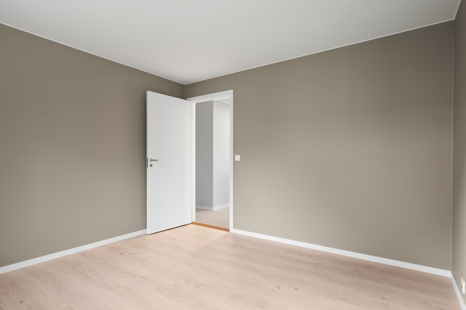 Det andre soverommet har god plass og gjennomgående laminatgulv. Galleribilde