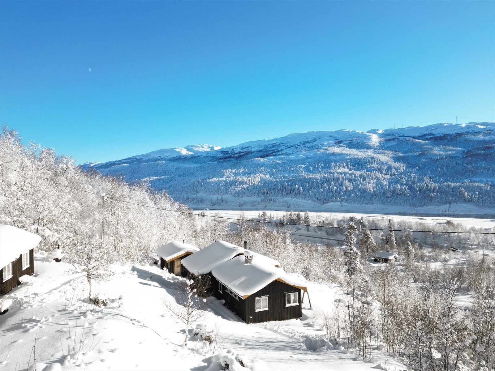 Hytta med adresse nr. 712 ligger nederst på eiendommen og er oppført i 1955. Galleribilde