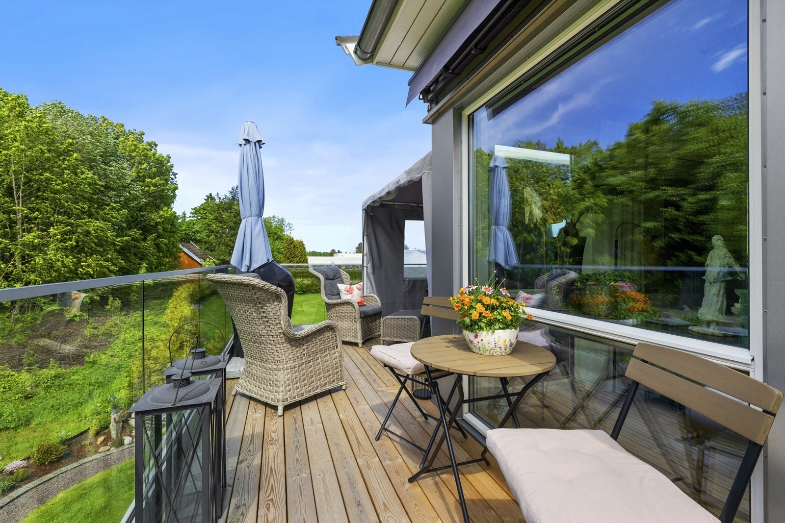 Vestvendt, åpen terrasse med god plass til både grill og sittegrupper. Markise kan også trekkes ut for ekstra skjerming Galleribilde