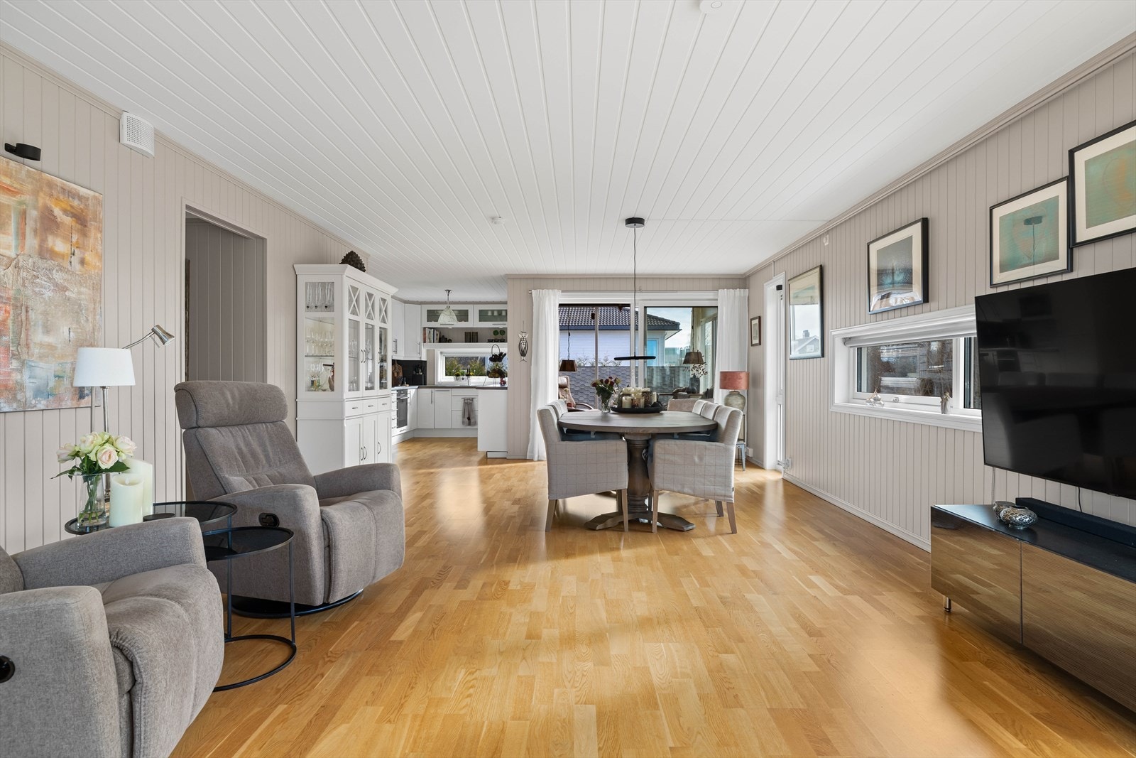 Fra stuen er det også tilgang til to fantastiske uteplasser: en innglasset balkong som fungerer som en ekstra stue store deler av året, og en åpen, vestvendt terrasse hvor du kan nyte ettermiddagssolen og grille i det fri. Galleribilde