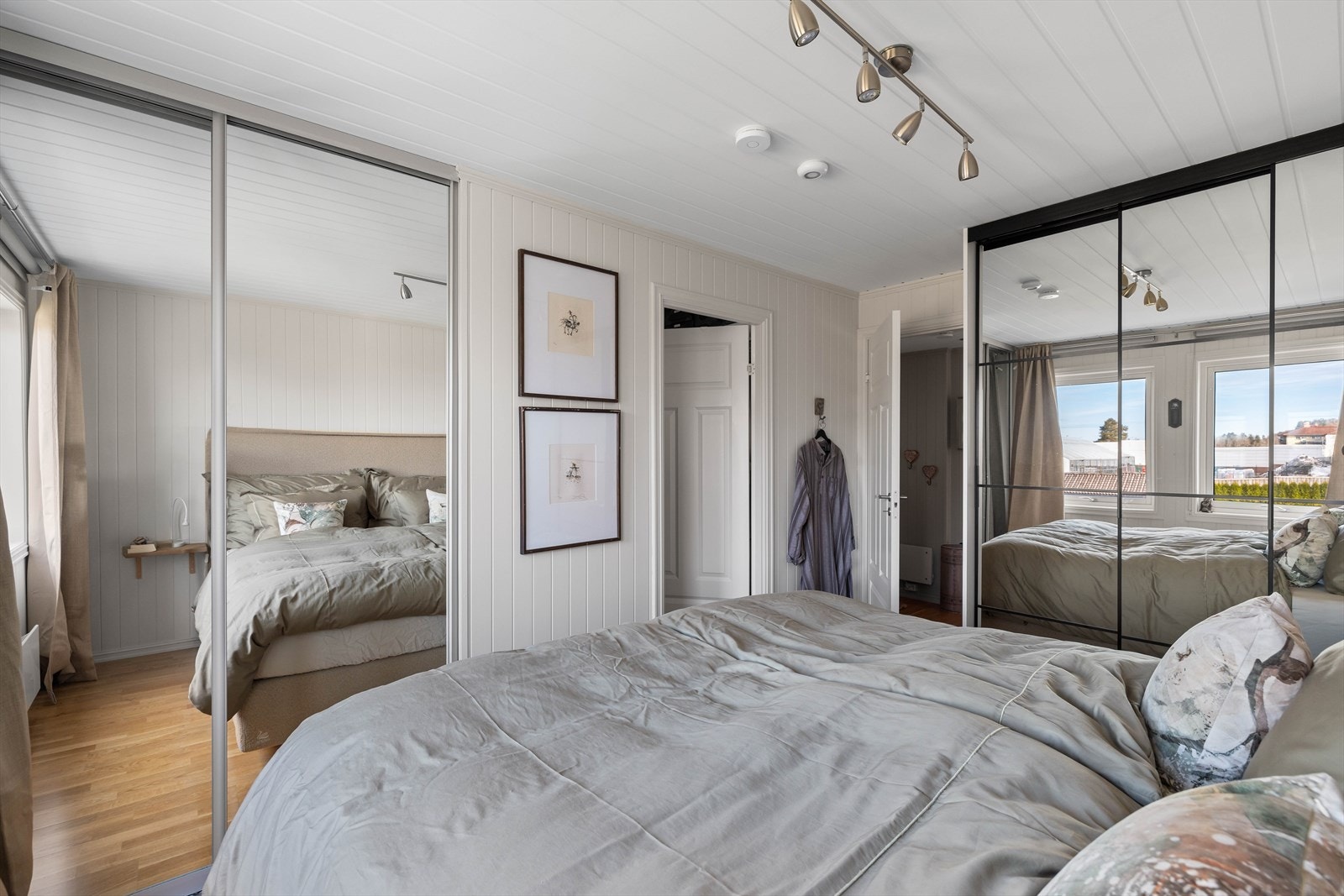 Her er det også to store skyvedørsgarderober med speilfronter som gir maksimal romfølelse, i tillegg til et praktisk walk-in closet. Galleribilde