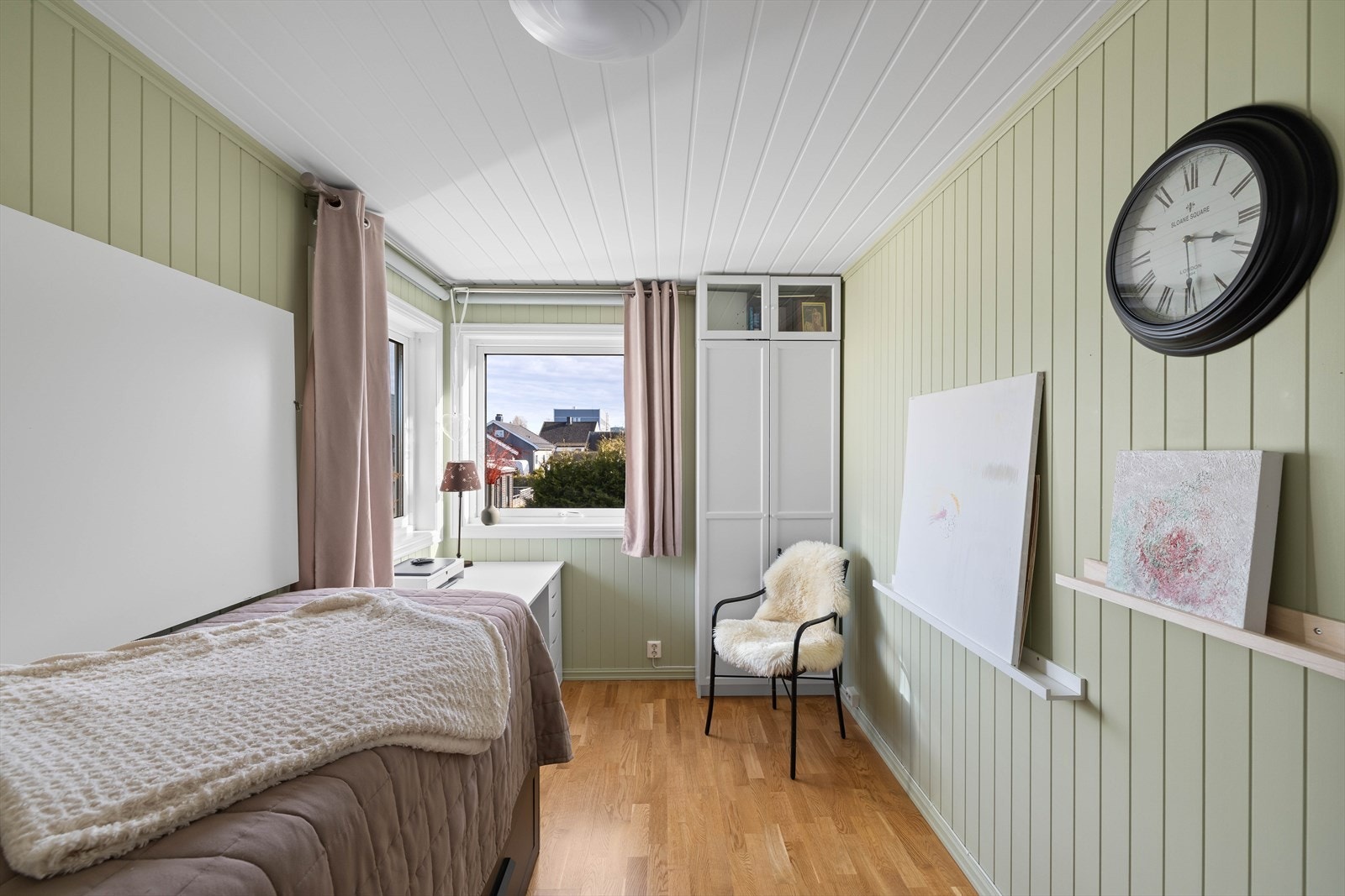Soverom nummer to er fleksibelt og egner seg ypperlig som barnerom, gjesterom eller kontor, med plass til både seng og skrivebord. Galleribilde