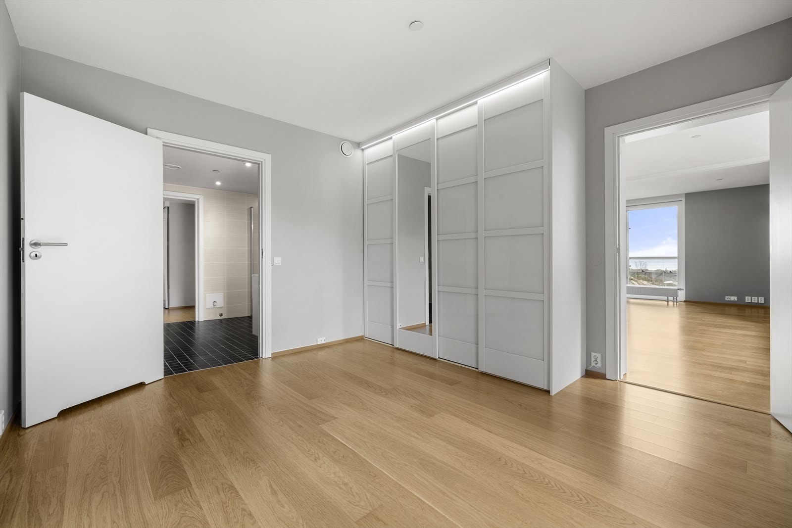 Hovedsoverommet har god plass til dobbeltseng, en stor skyvedørsgarderobe og direkte adkomst til eget bad. Galleribilde
