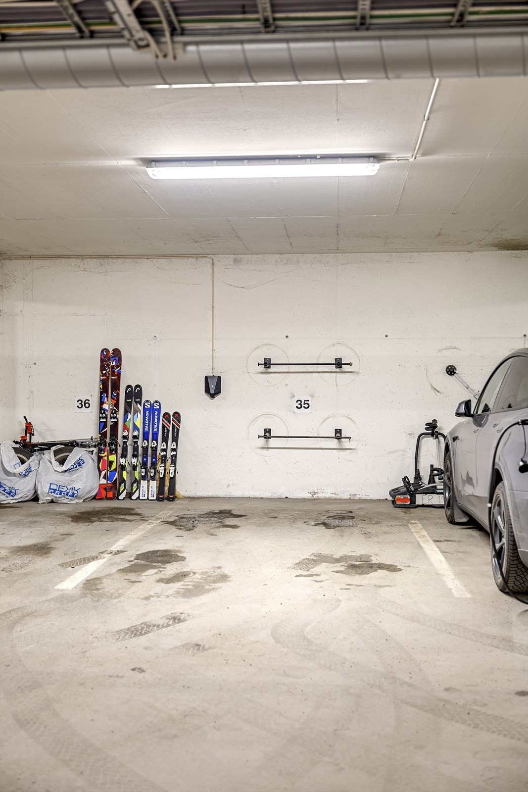 Fra garasjen er det heis direkte opp til leilighetens etasje. Galleribilde