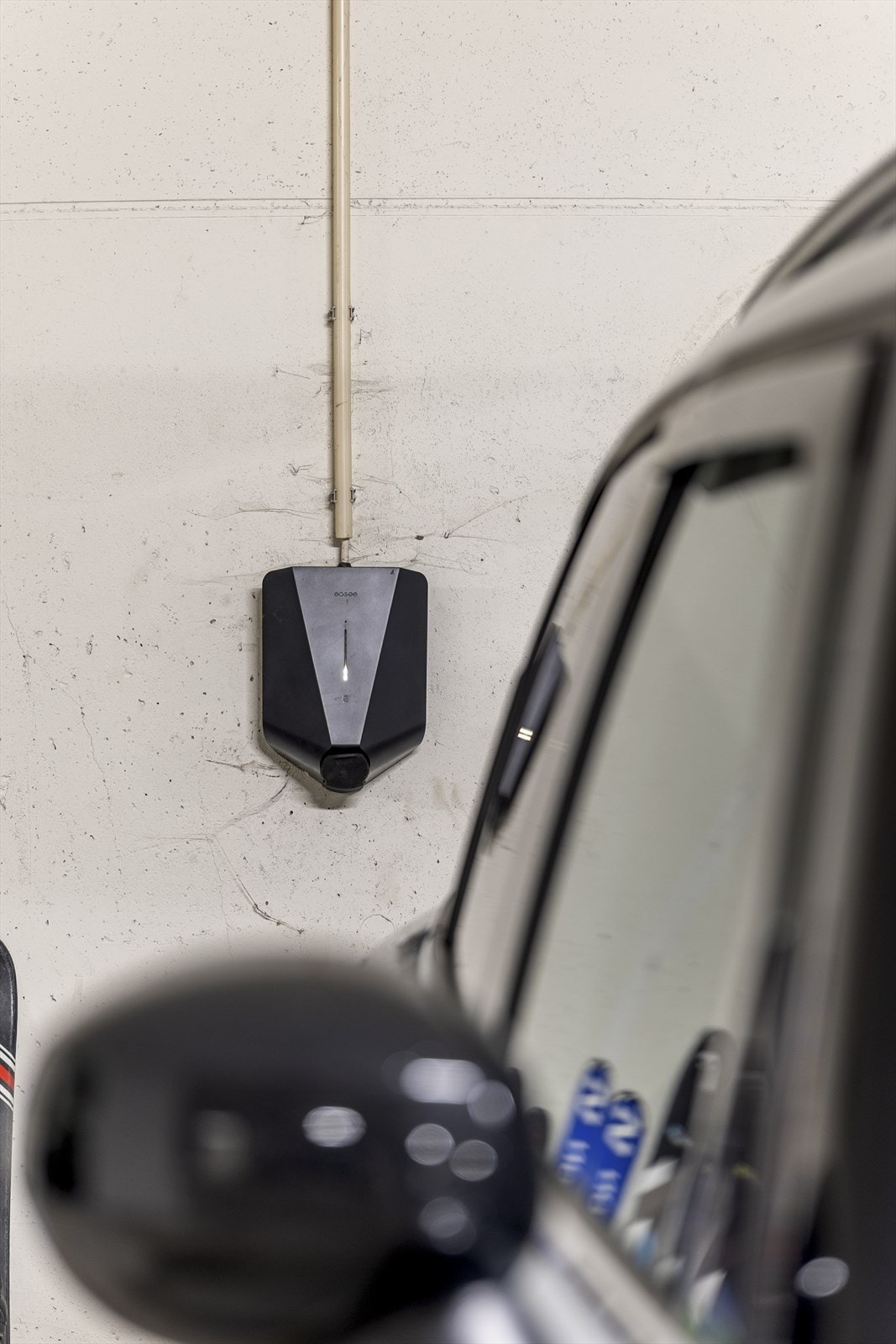 Det medfølger en fast parkeringsplass i felles garasjeanlegg, utstyrt med elbillader. Galleribilde