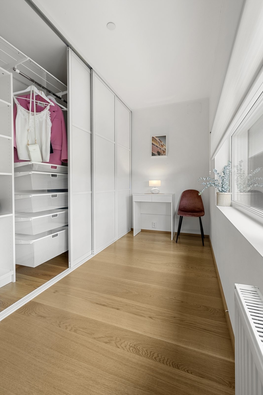 God oppbevaringsplass i en romslig skyvedørsgarderobe. Galleribilde