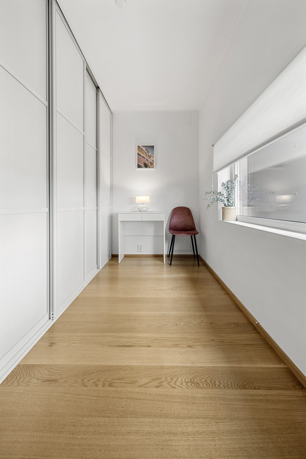 Leiligheten har totalt tre soverom. Dette rommet egner seg godt som barnerom, gjesterom eller kontor. Galleribilde
