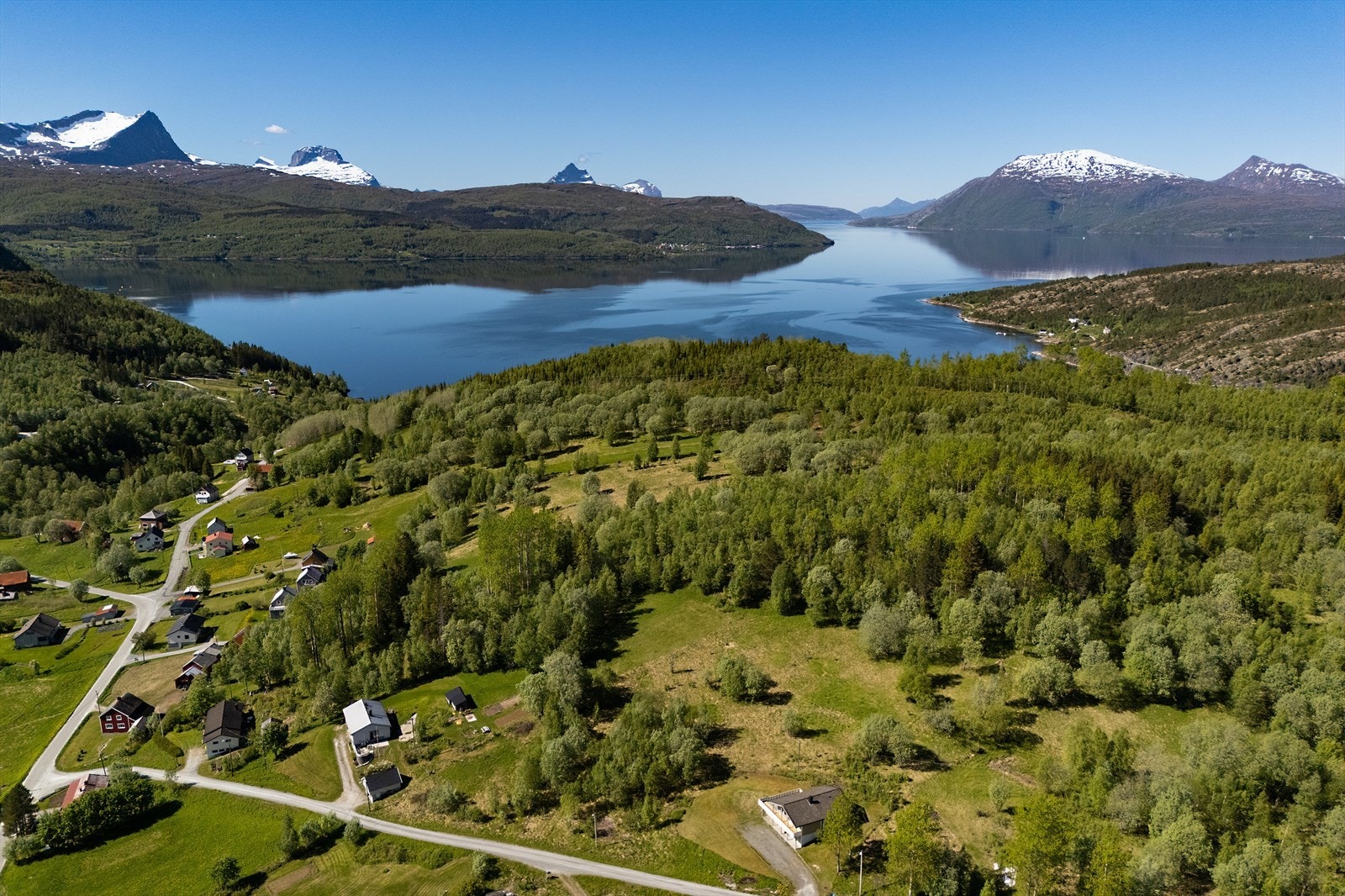 Enebolig med sokkeletasje, beliggende på Kvarv i Sørfold Kommune. Galleribilde