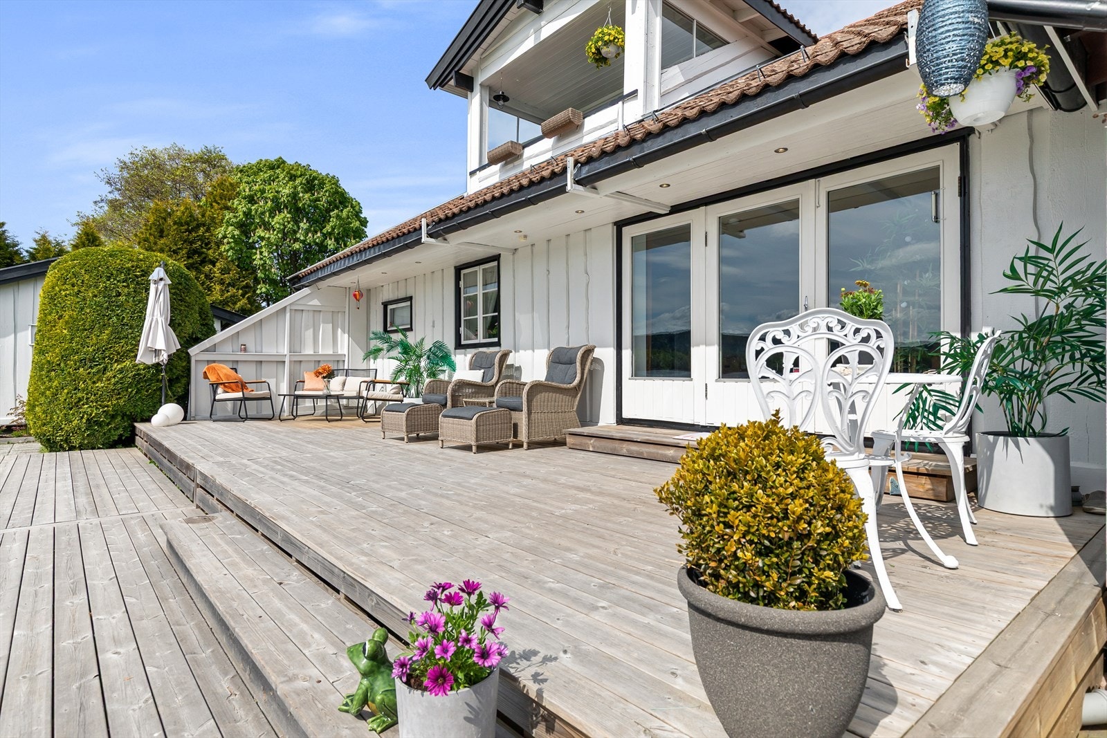 Fra stuen er det utgang til en stor terrasse med flere soner på ca 76 kvm. Galleribilde